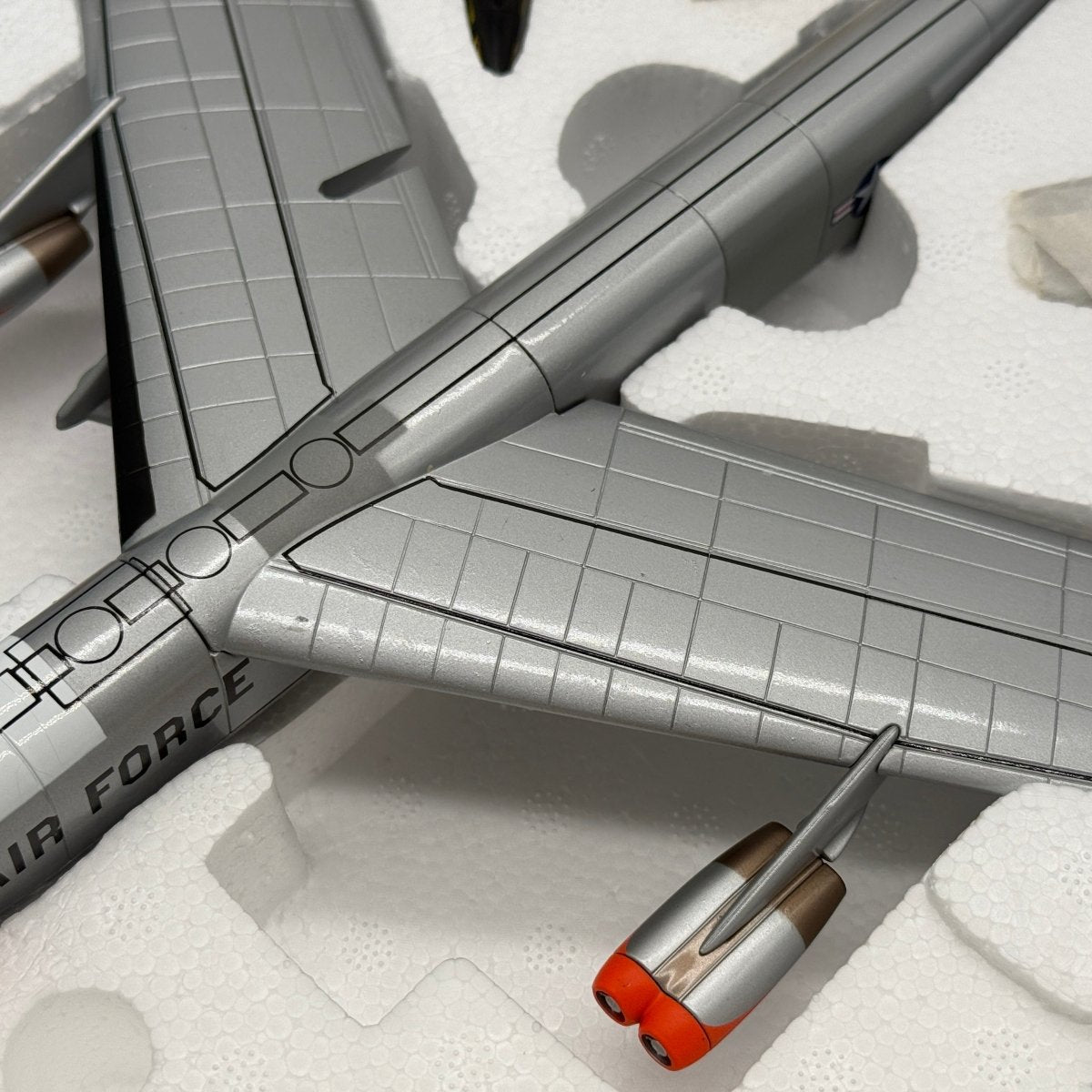 Corgi Aviation AA33504 1:144 B - 52 with X - 15 Edwards AFB - Corgi