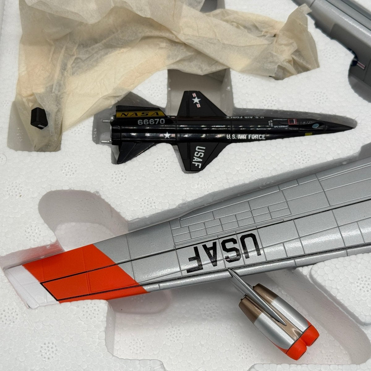 Corgi Aviation AA33504 1:144 B - 52 with X - 15 Edwards AFB - Corgi