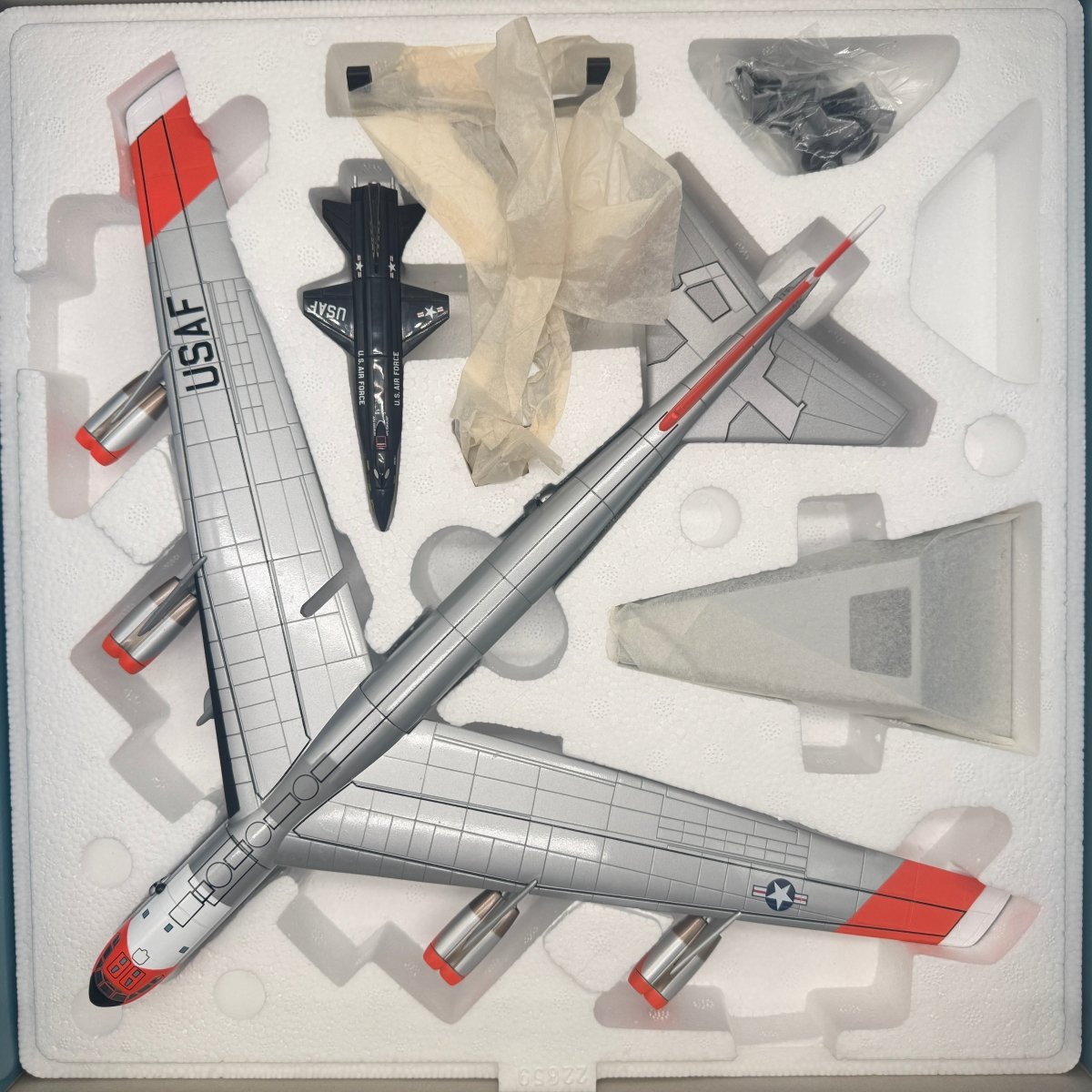 Corgi Aviation AA33504 1:144 B - 52 with X - 15 Edwards AFB - Corgi