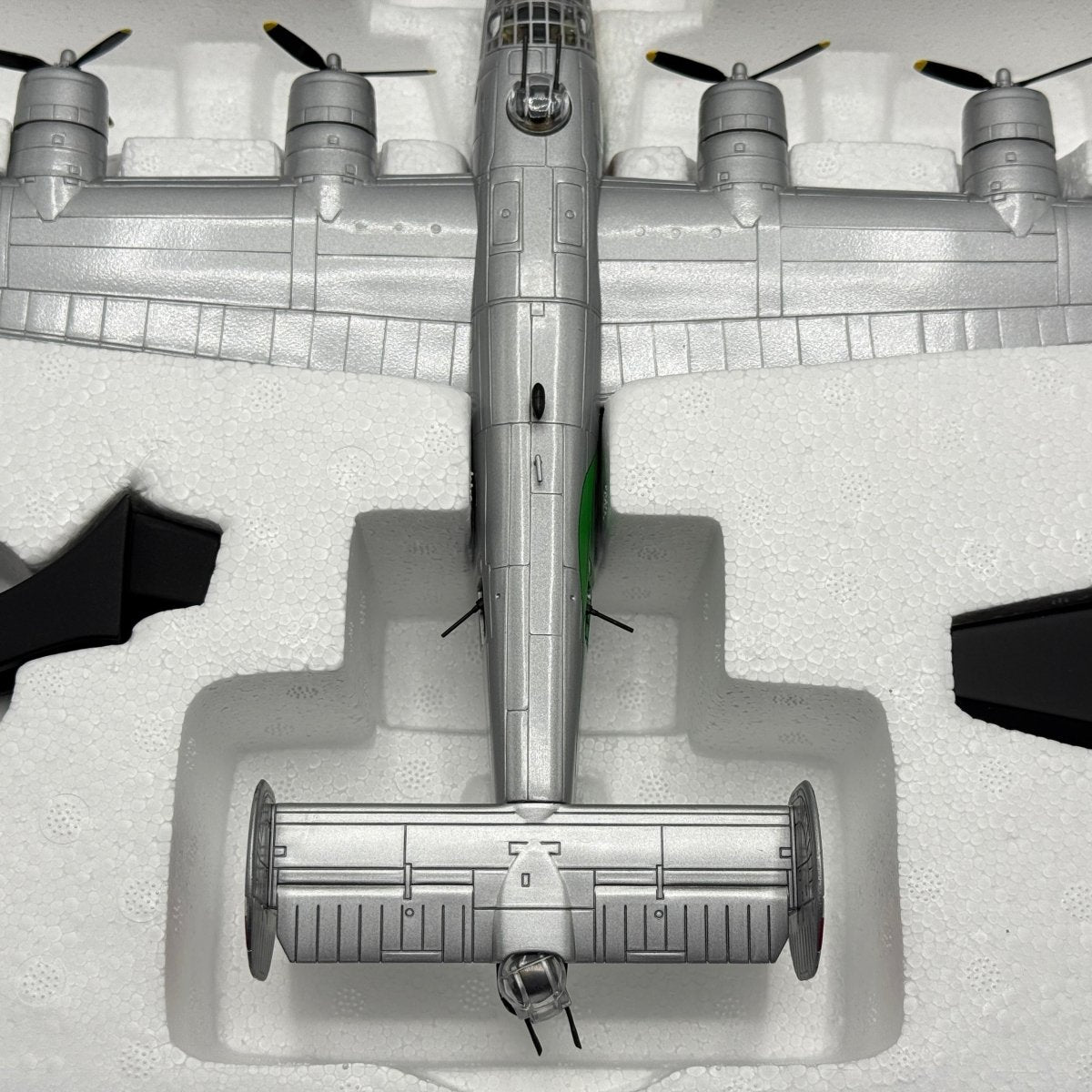 Corgi Aviation AA34001 1:72 Consolidated B - 24J Liberator 'The Dragon and his Tail' - Corgi