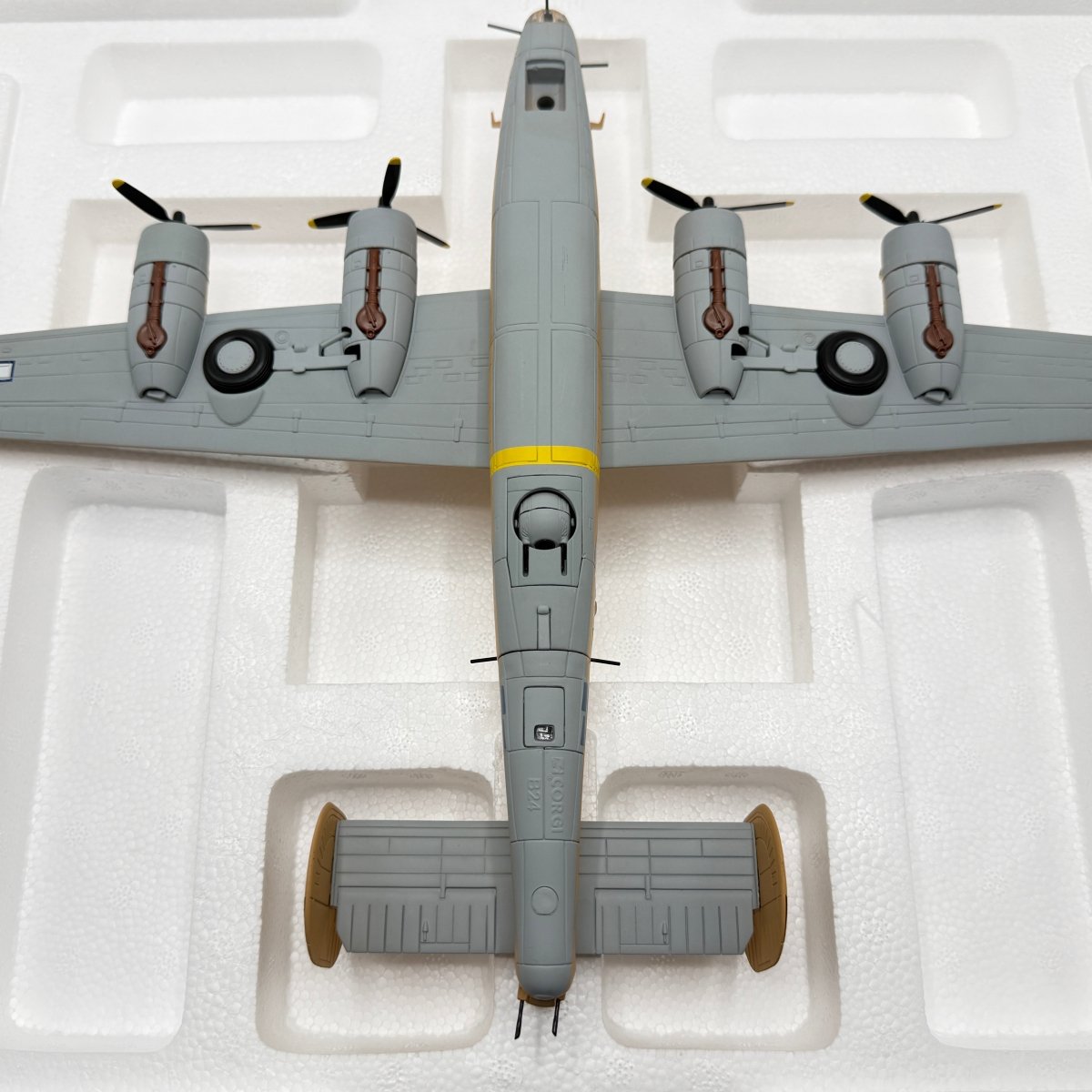 Corgi Aviation AA34003 1:72 B - 24D Liberator 'Strawberry Bitch' - Corgi