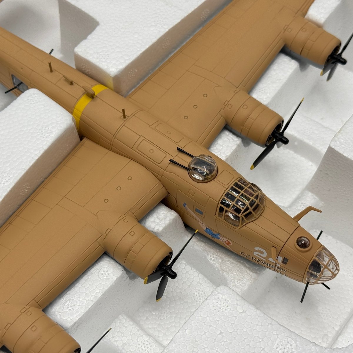 Corgi Aviation AA34003 1:72 B - 24D Liberator 'Strawberry Bitch' - Corgi