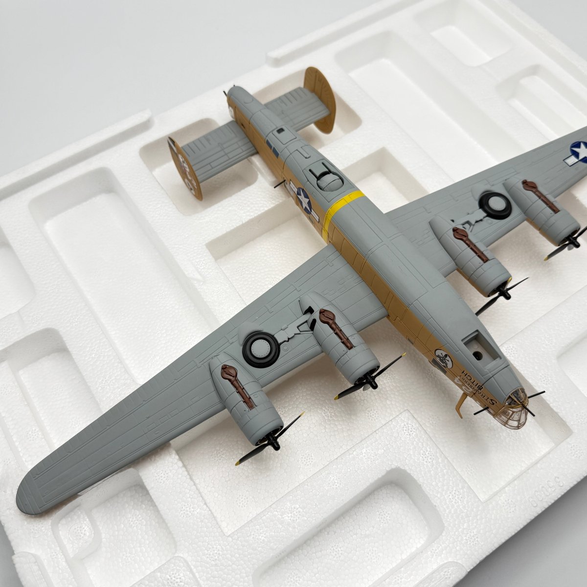 Corgi Aviation AA34003 1:72 B - 24D Liberator 'Strawberry Bitch' - Corgi