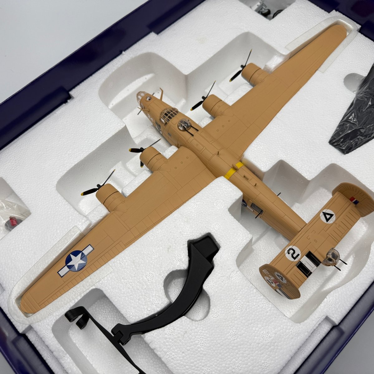 Corgi Aviation AA34003 1:72 B - 24D Liberator 'Strawberry Bitch' - Corgi