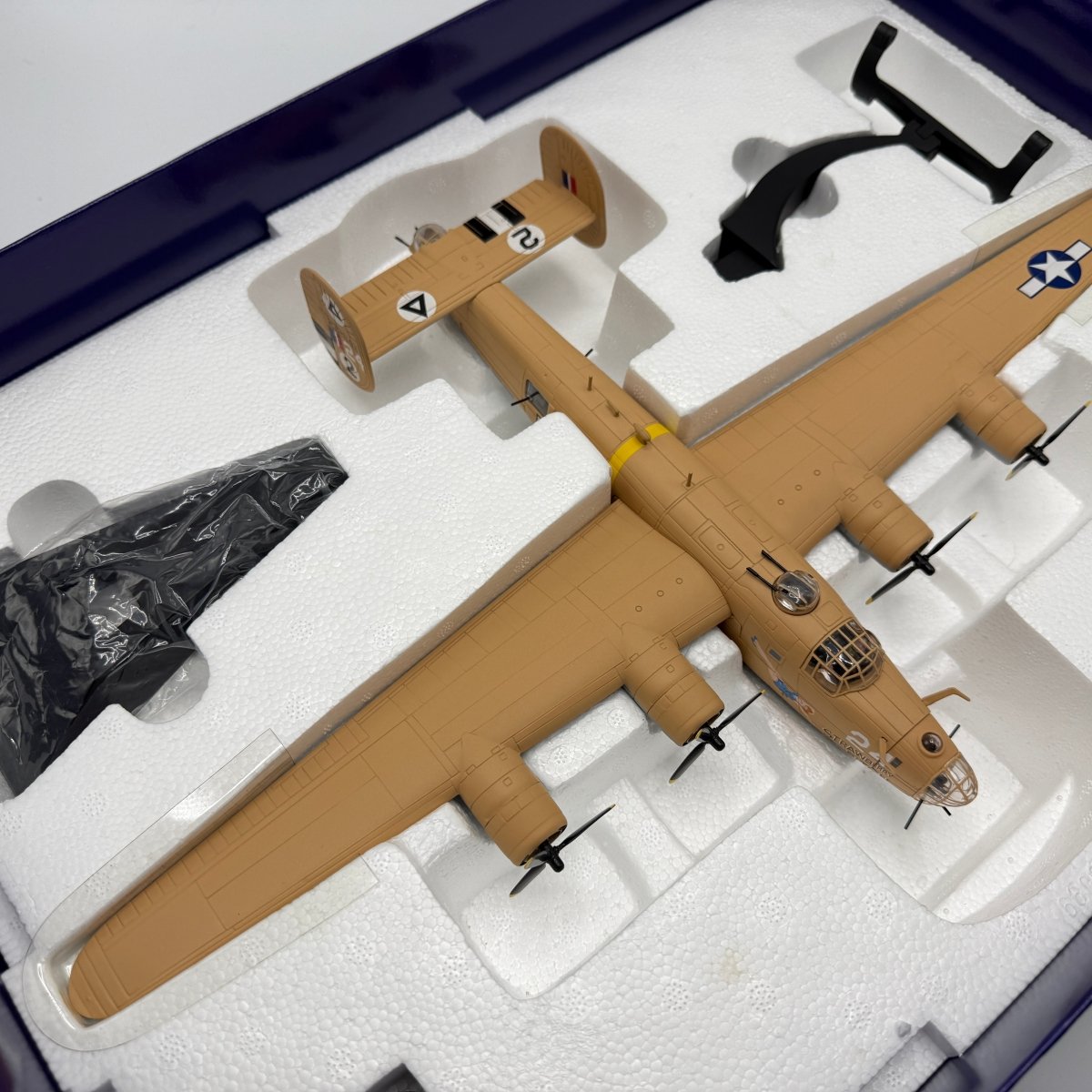 Corgi Aviation AA34003 1:72 B - 24D Liberator 'Strawberry Bitch' - Corgi