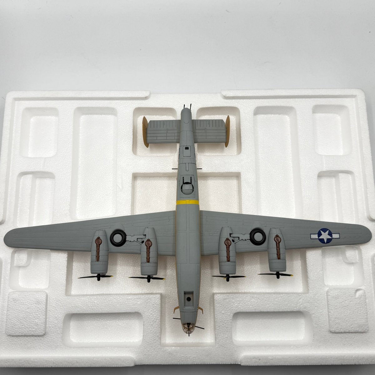 Corgi Aviation AA34003 1:72 B - 24D Liberator 'Strawberry Bitch' - Corgi