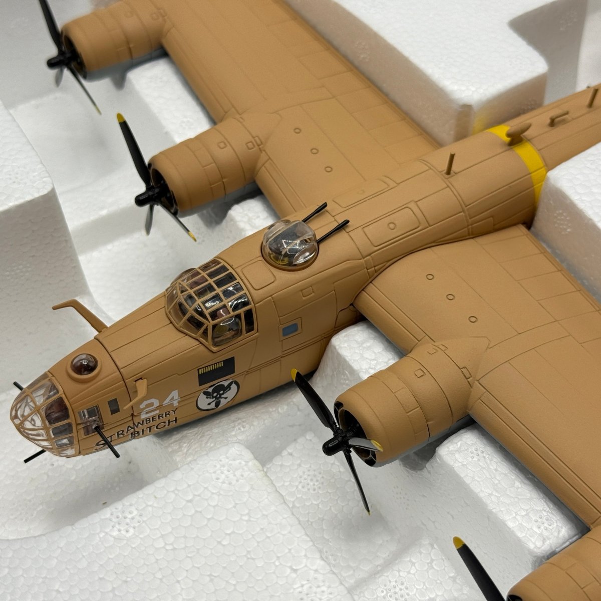 Corgi Aviation AA34003 1:72 B - 24D Liberator 'Strawberry Bitch' - Corgi