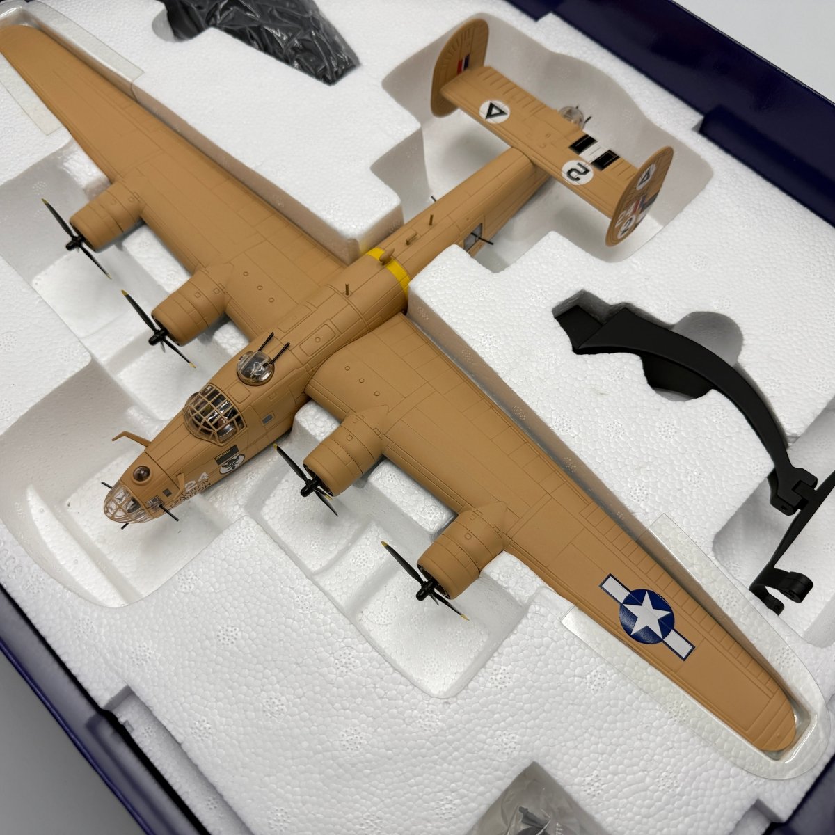 Corgi Aviation AA34003 1:72 B - 24D Liberator 'Strawberry Bitch' - Corgi