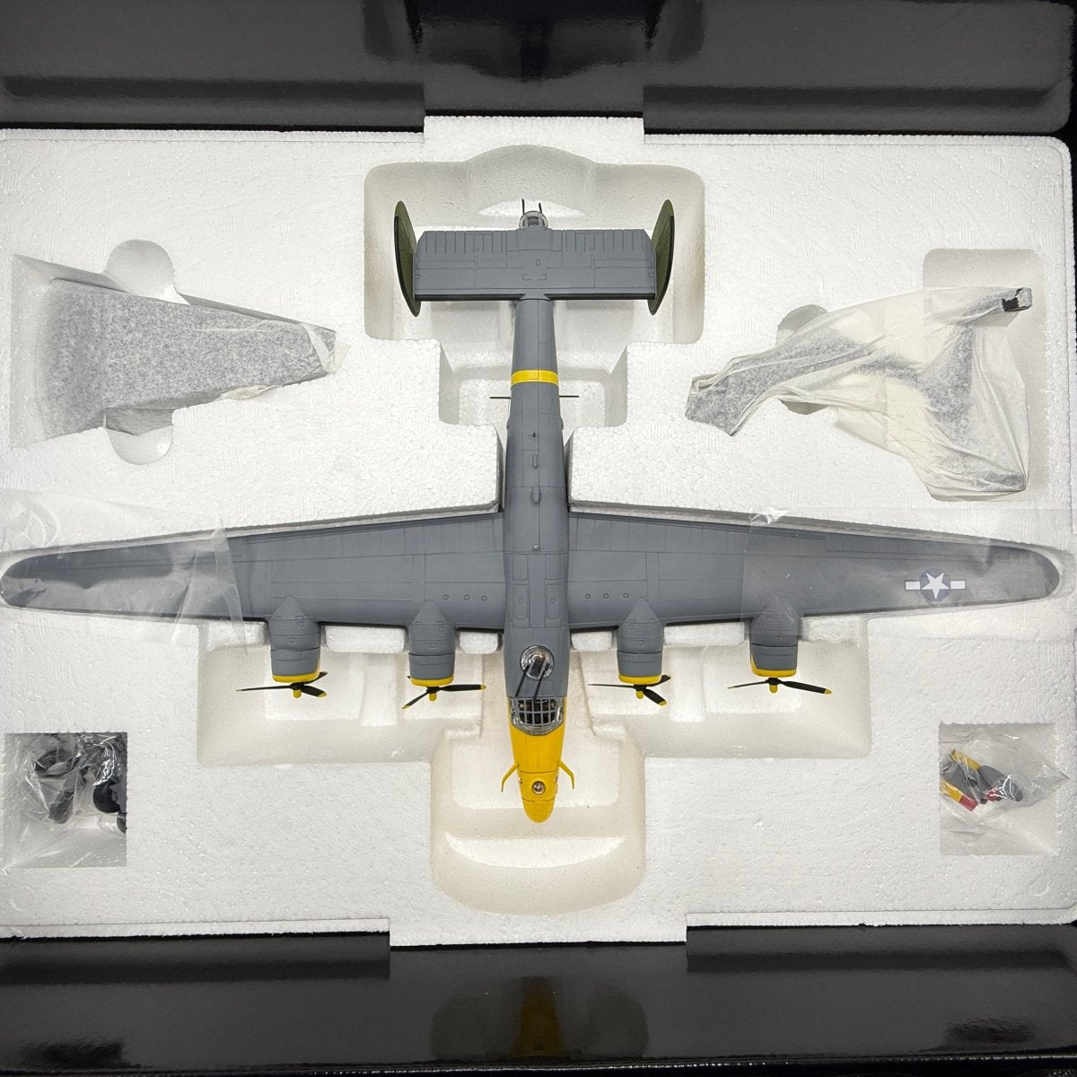 Corgi Aviation AA34015 1:72 Consolidated B - 24H Liberator USAAF 459th BG - Corgi
