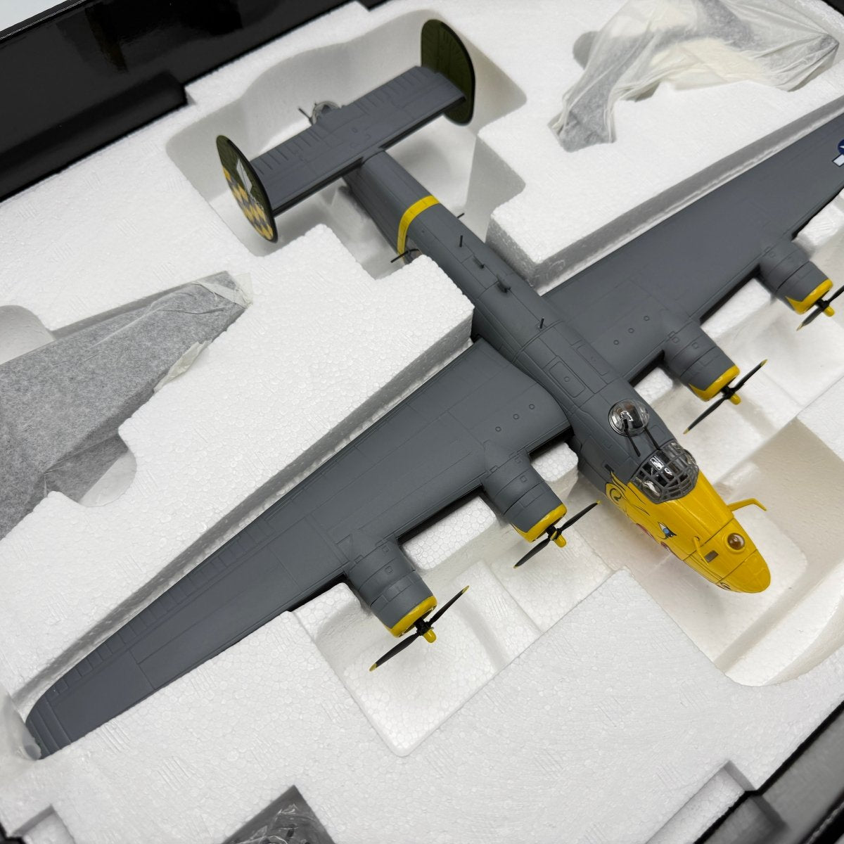 Corgi Aviation AA34015 1:72 Consolidated B - 24H Liberator USAAF 459th BG - Corgi