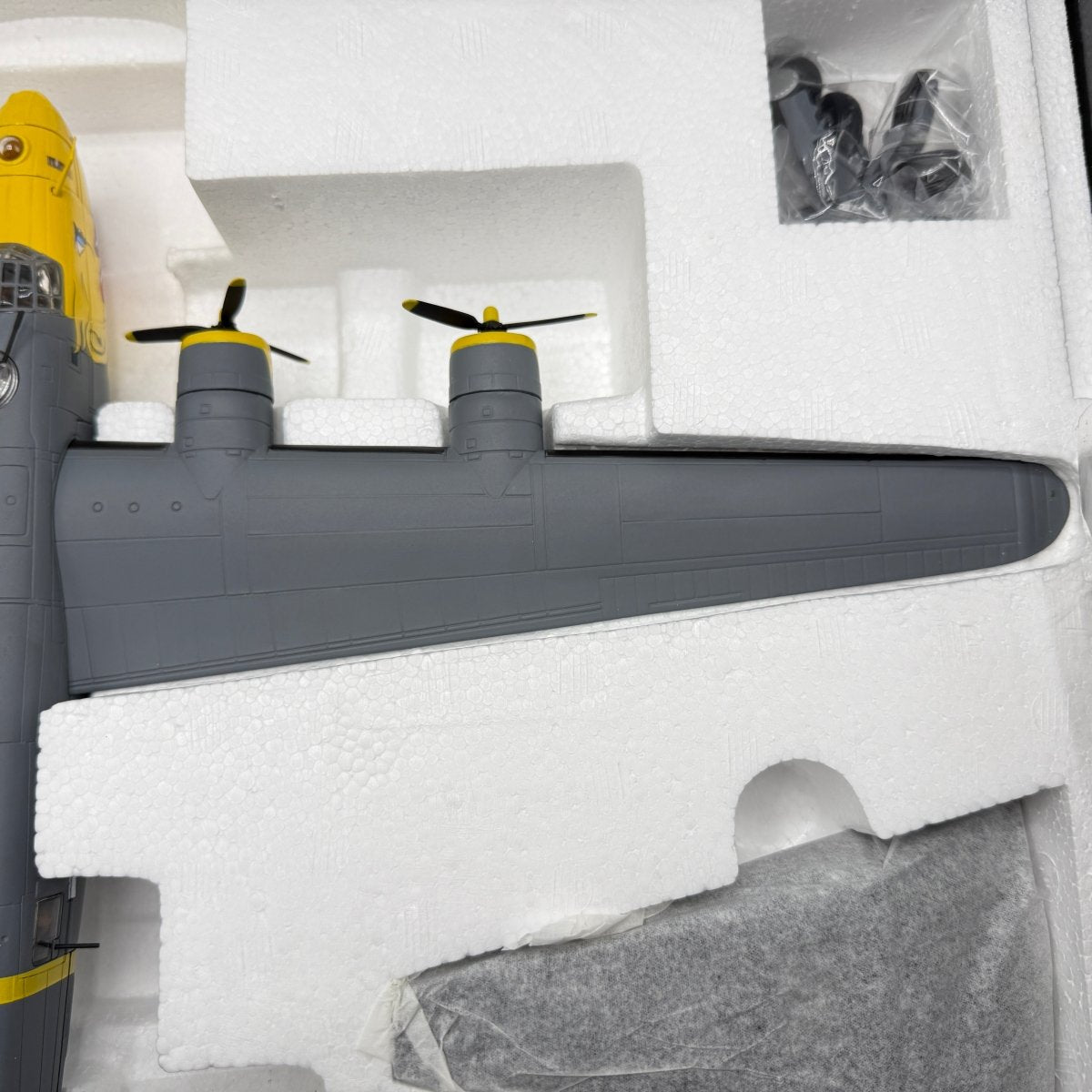 Corgi Aviation AA34015 1:72 Consolidated B - 24H Liberator USAAF 459th BG - Corgi
