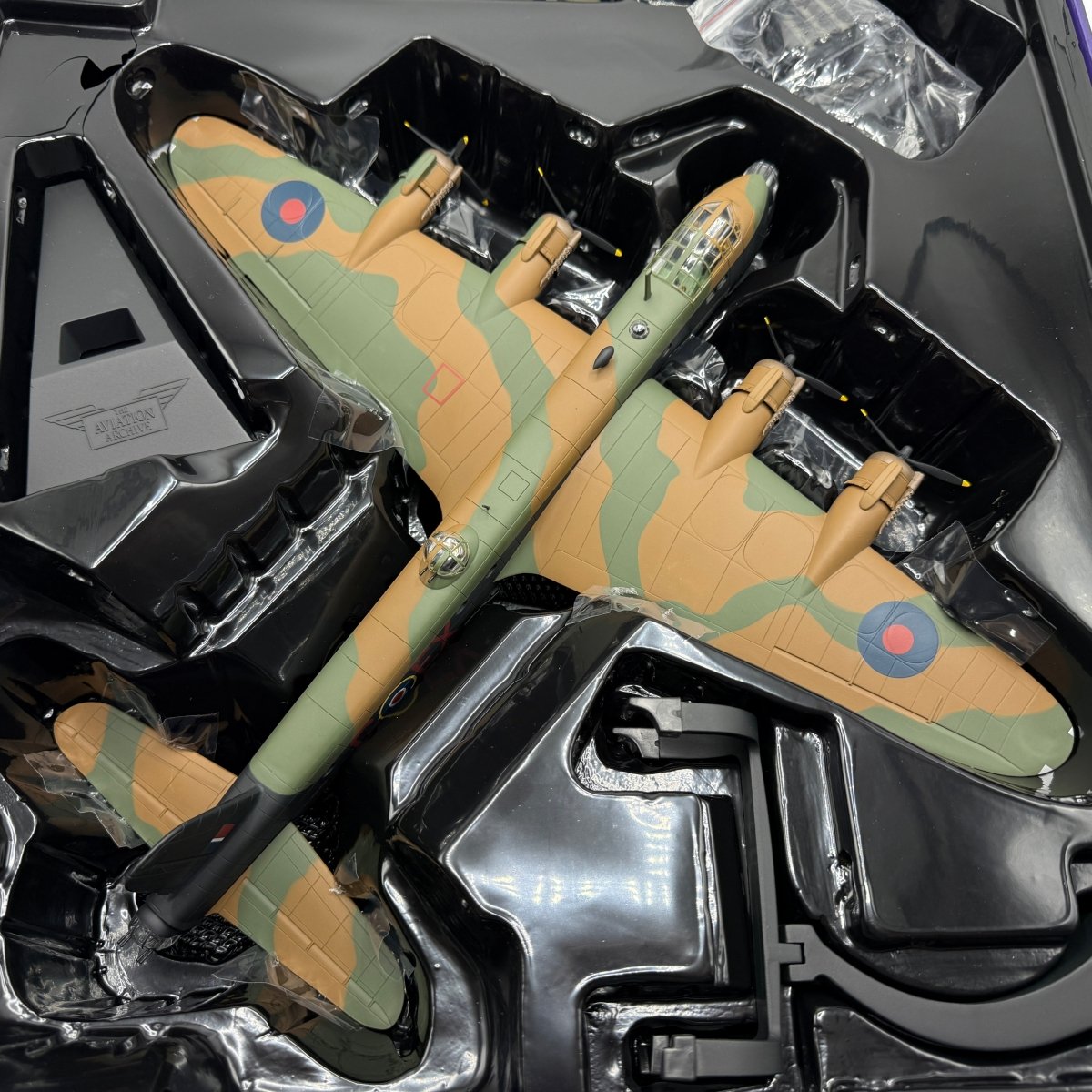 Corgi Aviation AA39504 1:72 Short Stirling B.Mk III No.199 Sqn Gremlin Teaser - Corgi