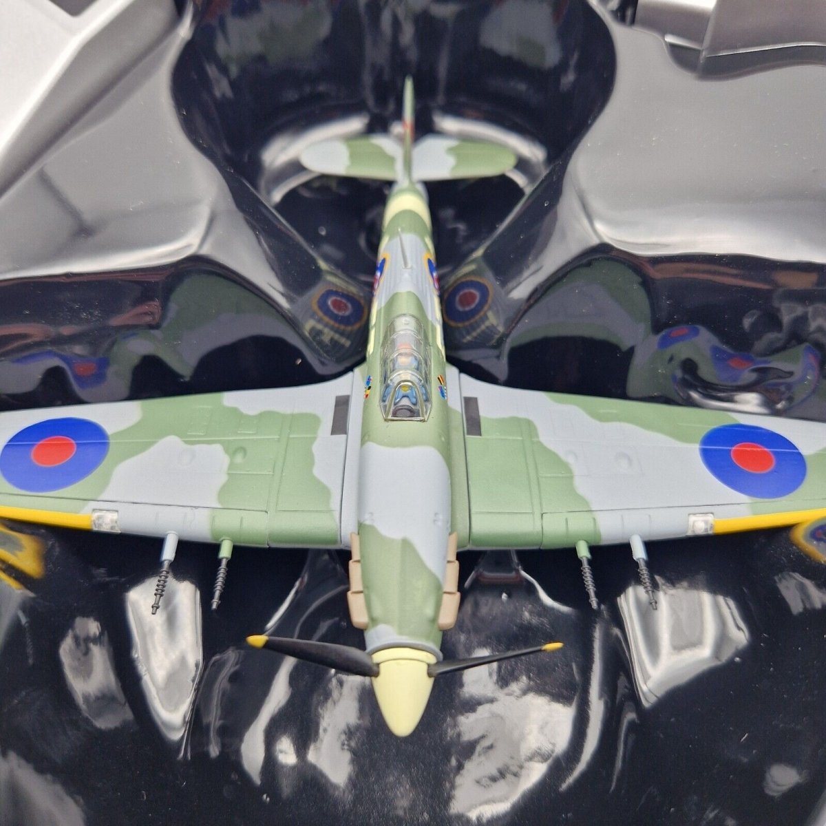 Corgi Aviation Archive 1:72 Hawker Hurricane Mk. IICBN230 FT - A 43 Sqn RAF AA39702A - Corgi