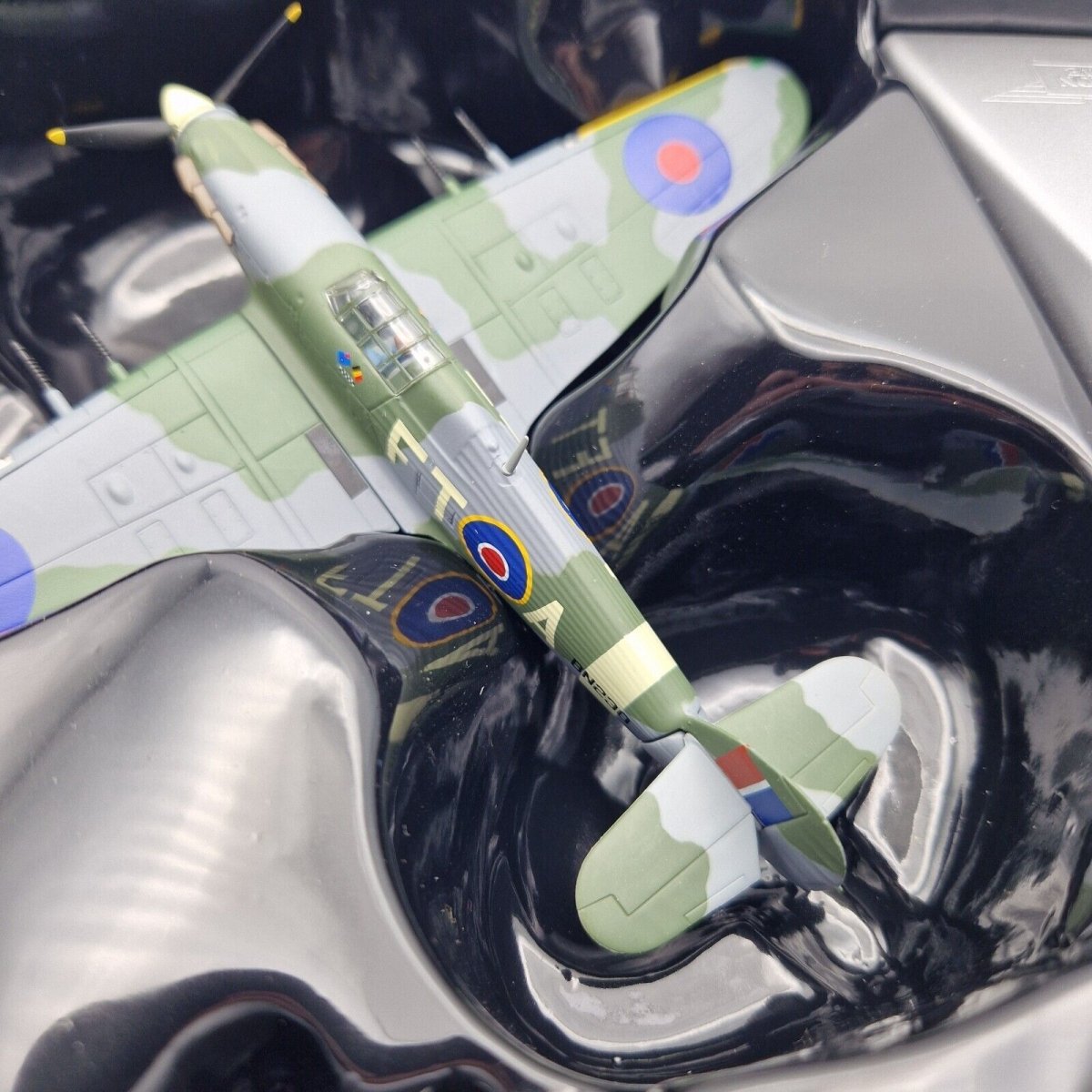 Corgi Aviation Archive 1:72 Hawker Hurricane Mk. IICBN230 FT - A 43 Sqn RAF AA39702A - Corgi
