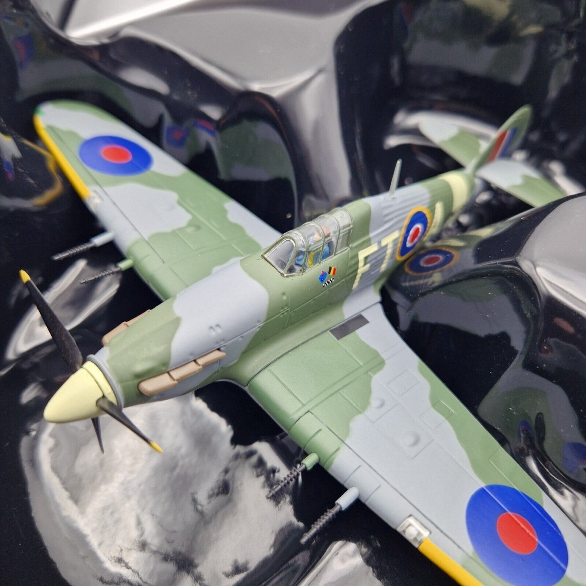 Corgi Aviation Archive 1:72 Hawker Hurricane Mk. IICBN230 FT - A 43 Sqn RAF AA39702A - Corgi
