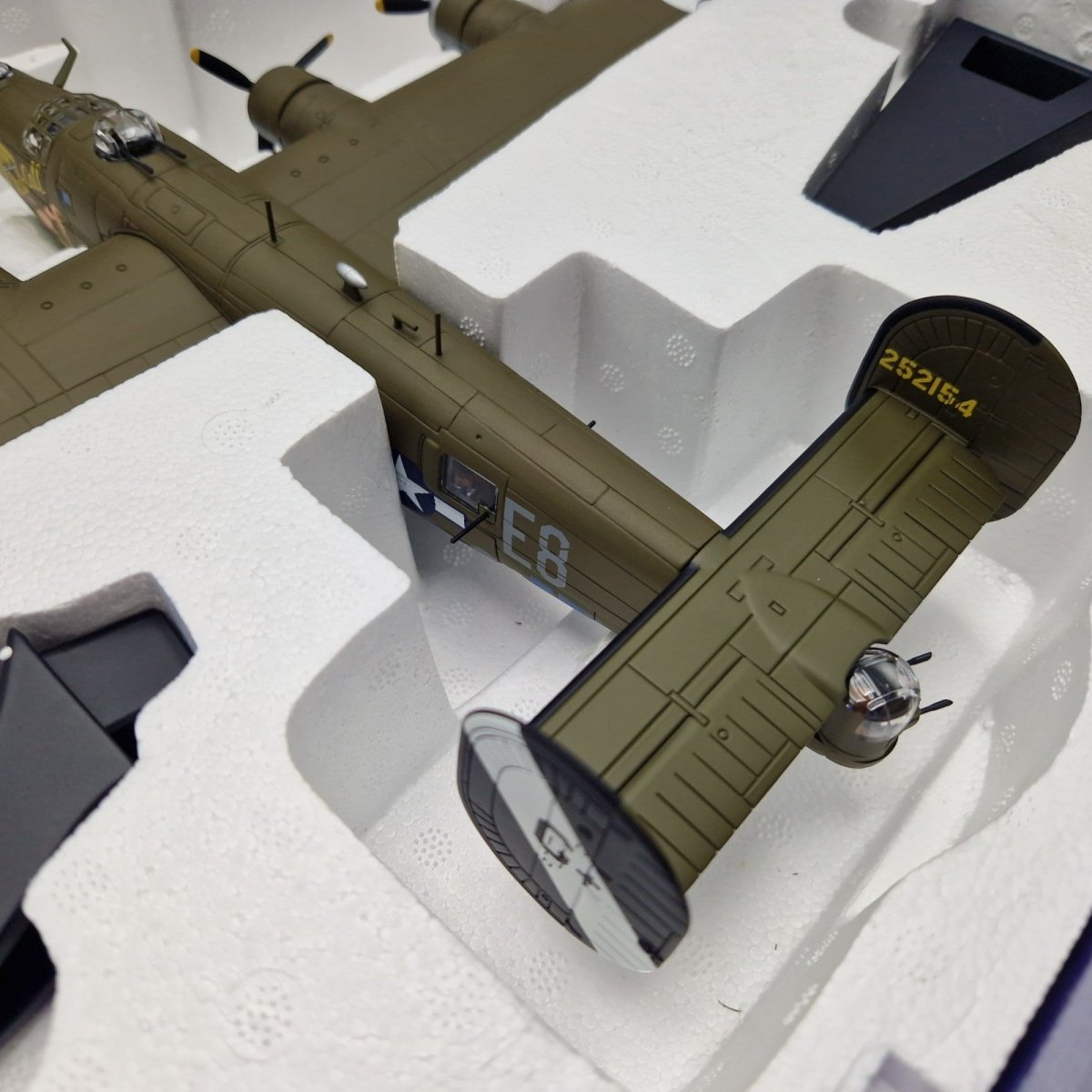 Corgi Aviation Archive 1:72 B - 24 Liberator 'Male Call' Eighth Air Force AA34018 - Corgi
