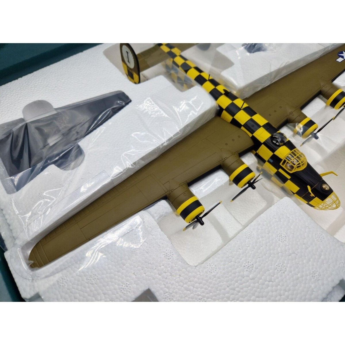Corgi Aviation Archive 1:72 B - 24D US Liberator "You Cawn't Miss It" AA34007 - Corgi