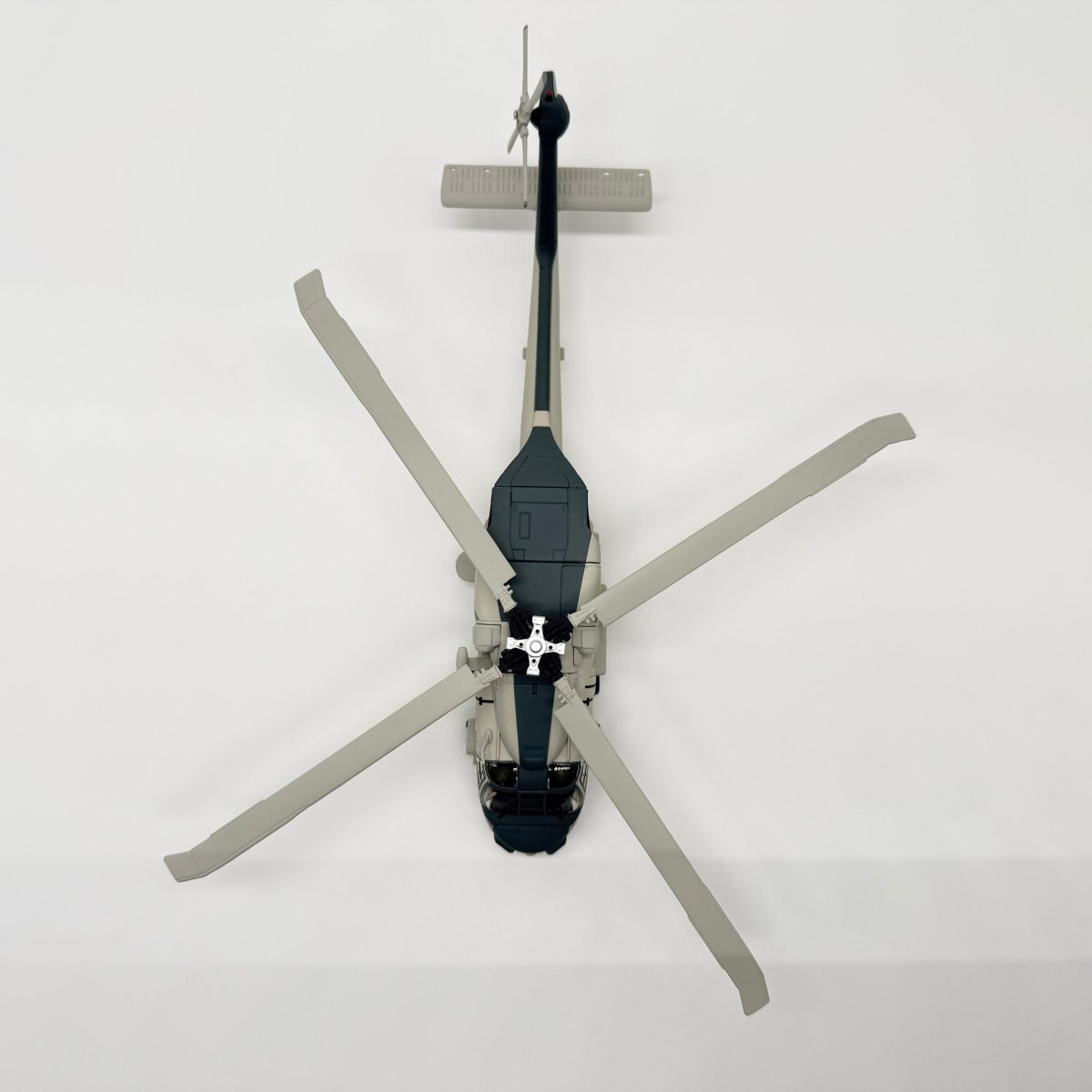 Corgi Aviation US35906 1:72 Sikorsky SH - 60F Ocean Hawk HS - 7 Dusty Dogs - Corgi