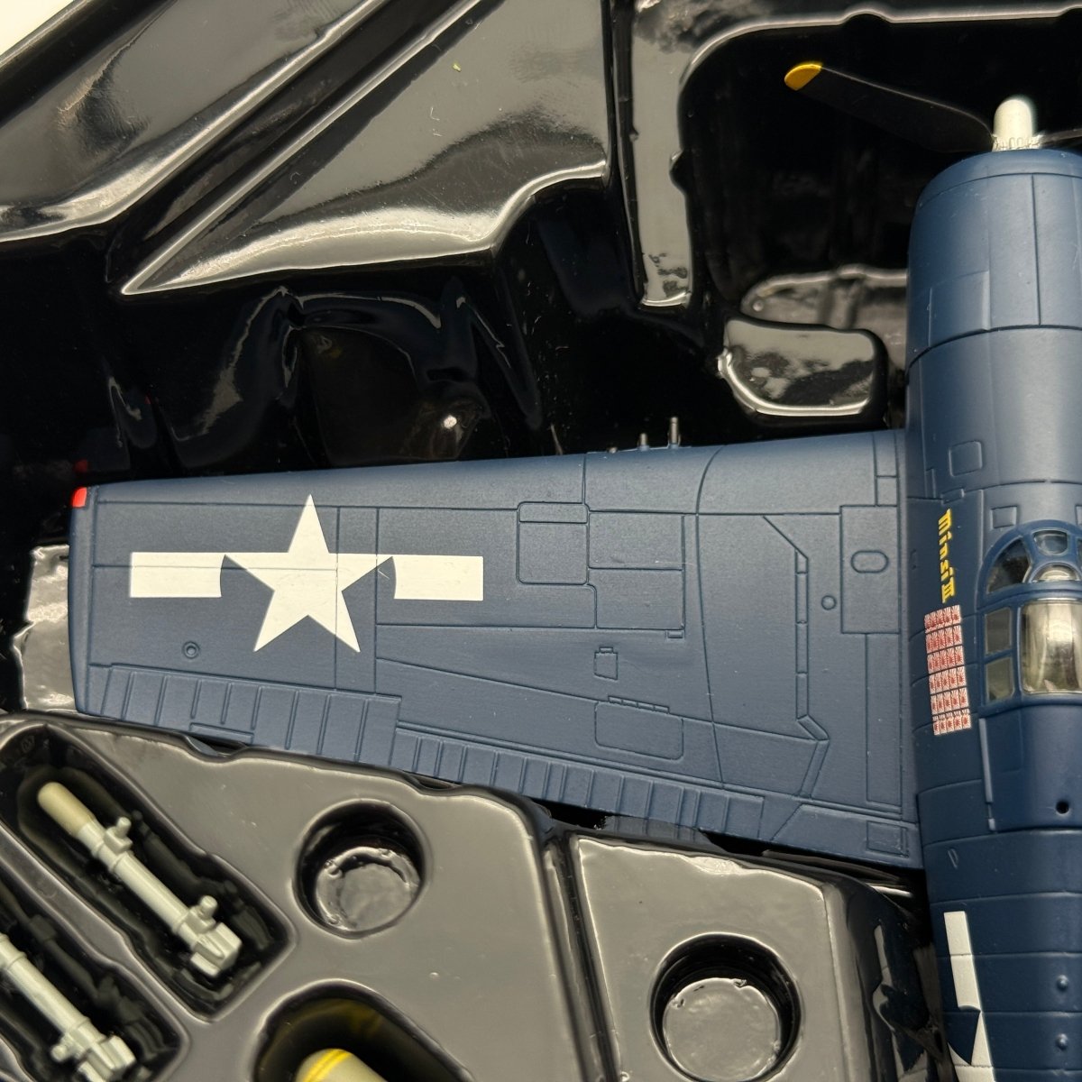 Corgi PR99402 1:72 Grumman F6F-5 Hellcat Minsi III David McCampbell USS Essex 1944 - Corgi