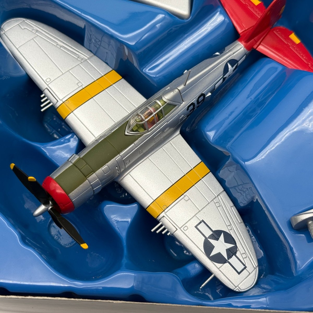 Corgi US33813 1:72 Republic P-47D Thunderbolt White 22 302nd FS 332nd FG Italy 1944 - Corgi