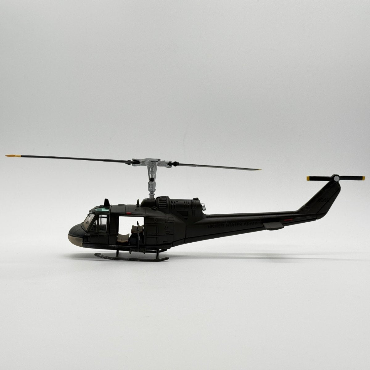 Corgi US50405 1:48 Bell UH-1C Huey Medevac US Army Unsung Heroes Vietnam Series II - Corgi