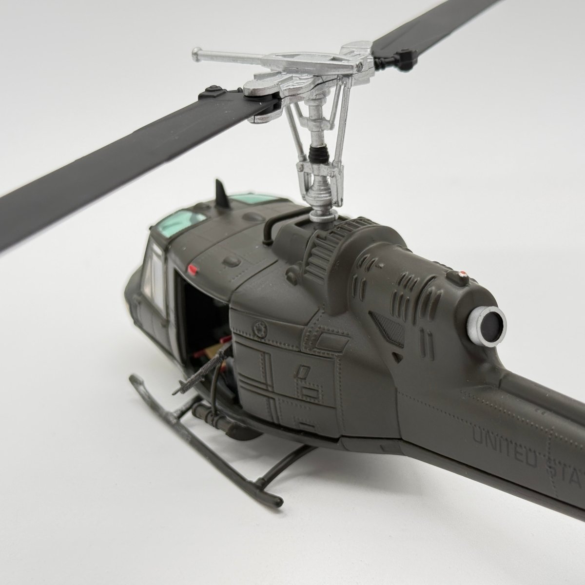 Corgi US50405 1:48 Bell UH-1C Huey Medevac US Army Unsung Heroes Vietnam Series II - Corgi
