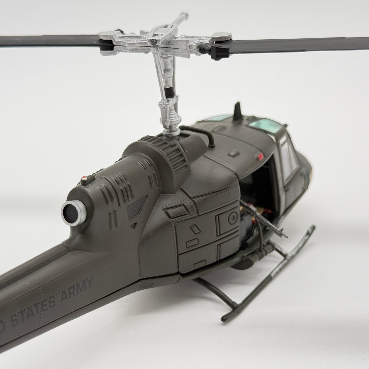 Corgi US50405 1:48 Bell UH-1C Huey Medevac US Army Unsung Heroes Vietnam Series II - Corgi
