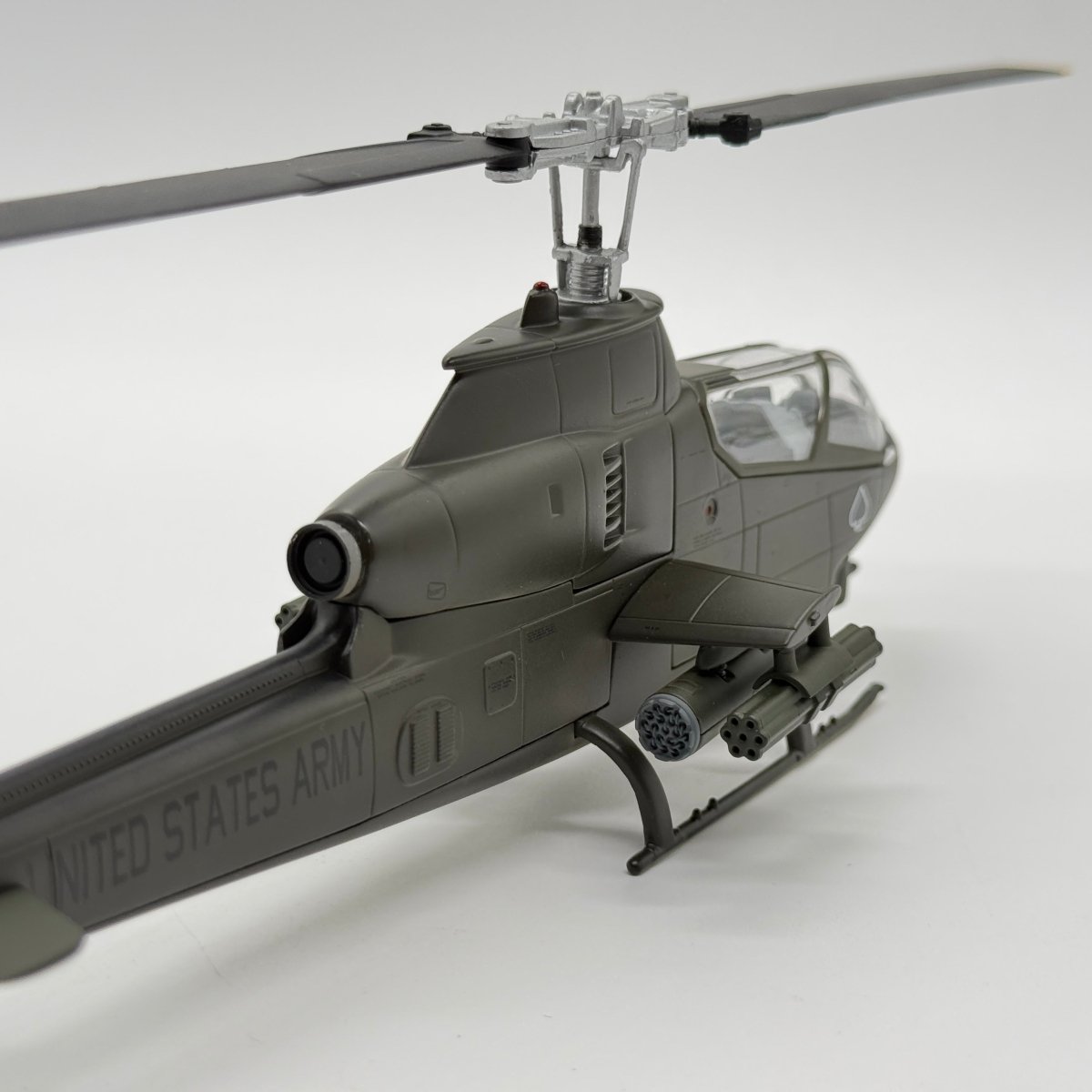 Corgi US51203 1:48 Bell AH-1G Cobra US Army 4th Aviation Battalion Gambler Guns Vietnam - Corgi