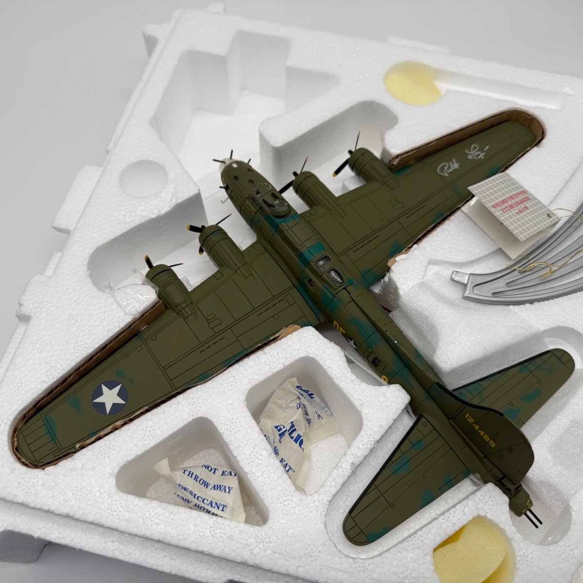 Franklin Mint B11A629 1:96 B - 17F Flying Fortress Memphis Belle Signed Edition - Franklin Mint