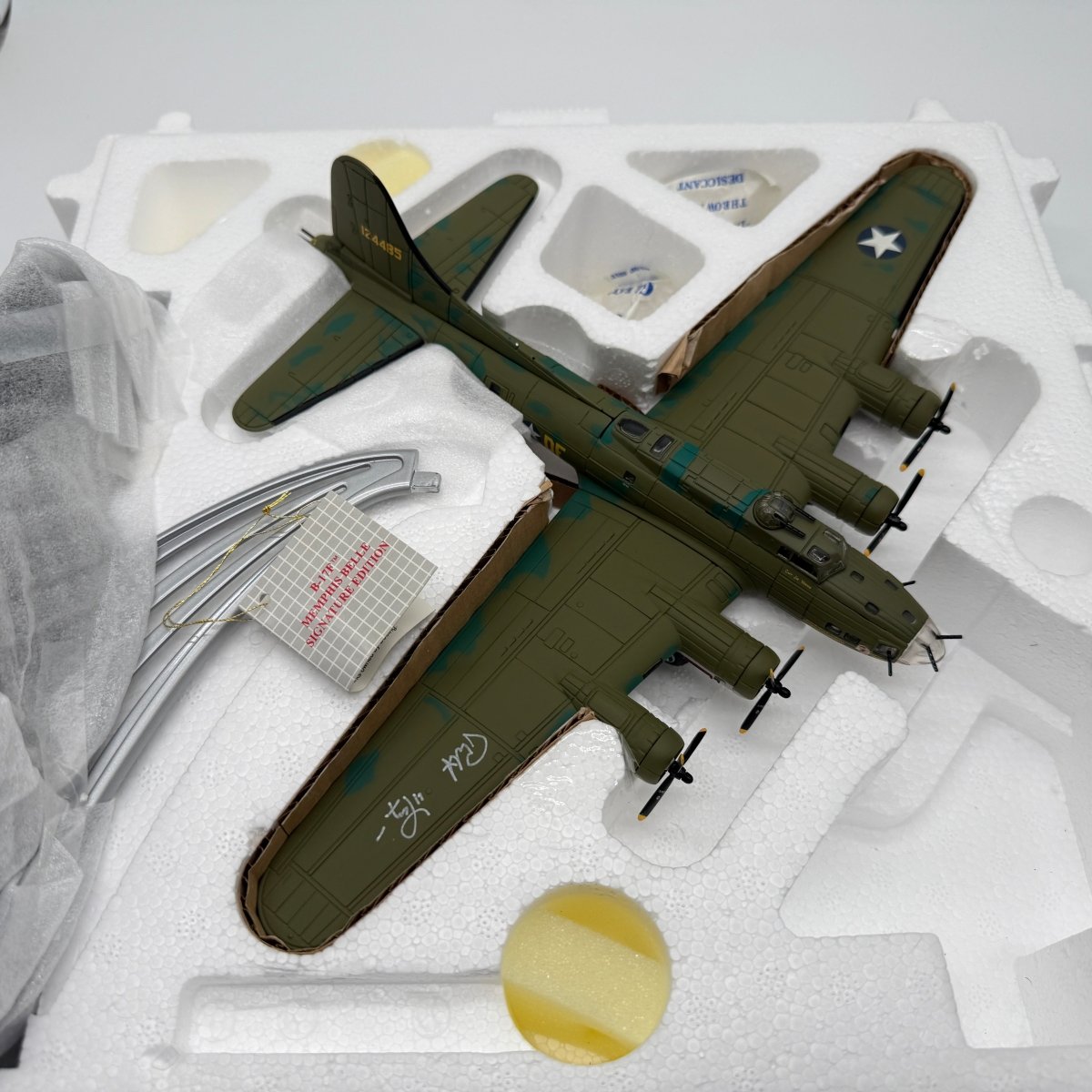 Franklin Mint B11A629 1:96 B - 17F Flying Fortress Memphis Belle Signed Edition - Franklin Mint