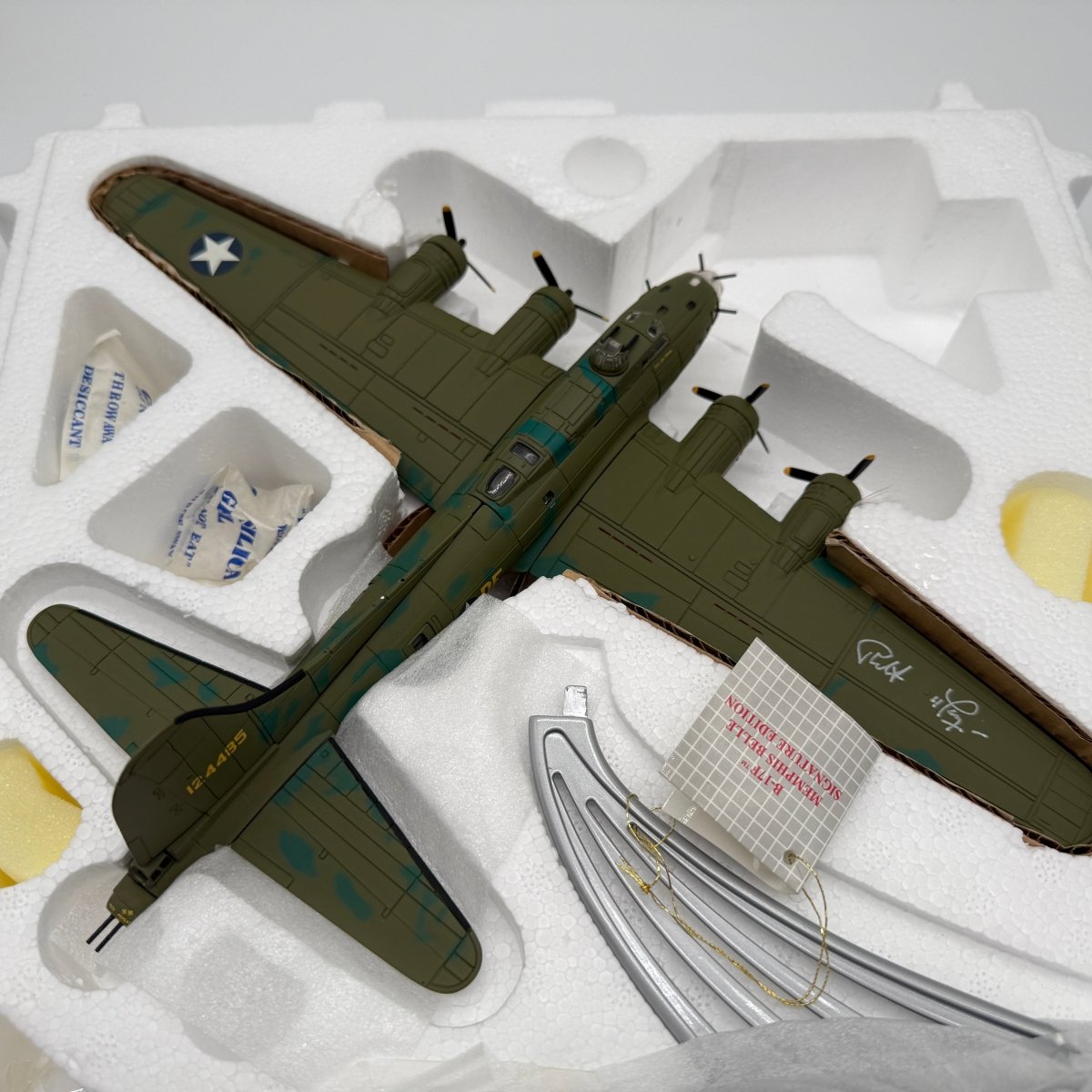 Franklin Mint B11A629 1:96 B - 17F Flying Fortress Memphis Belle Signed Edition - Franklin Mint