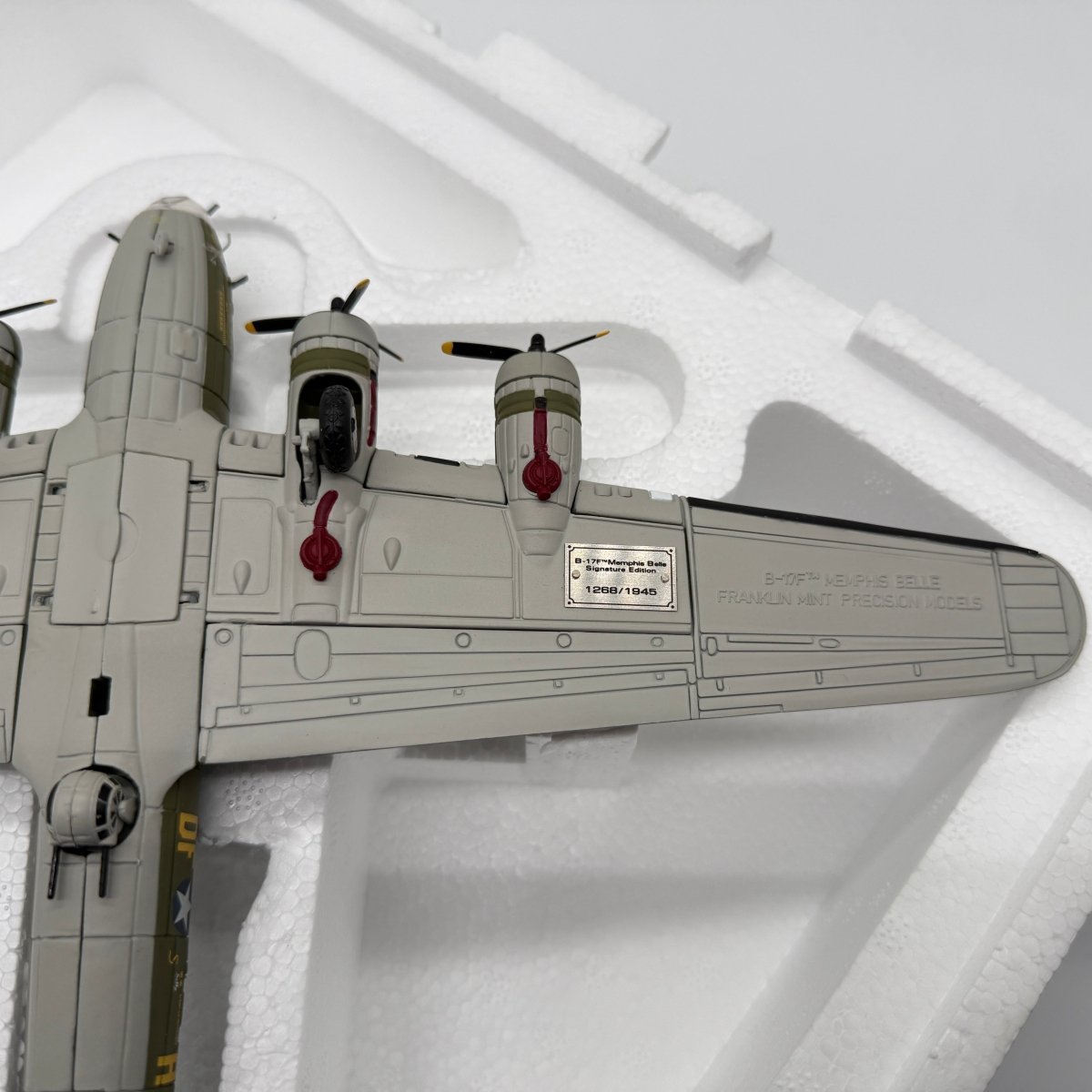 Franklin Mint B11A629 1:96 B - 17F Flying Fortress Memphis Belle Signed Edition - Franklin Mint
