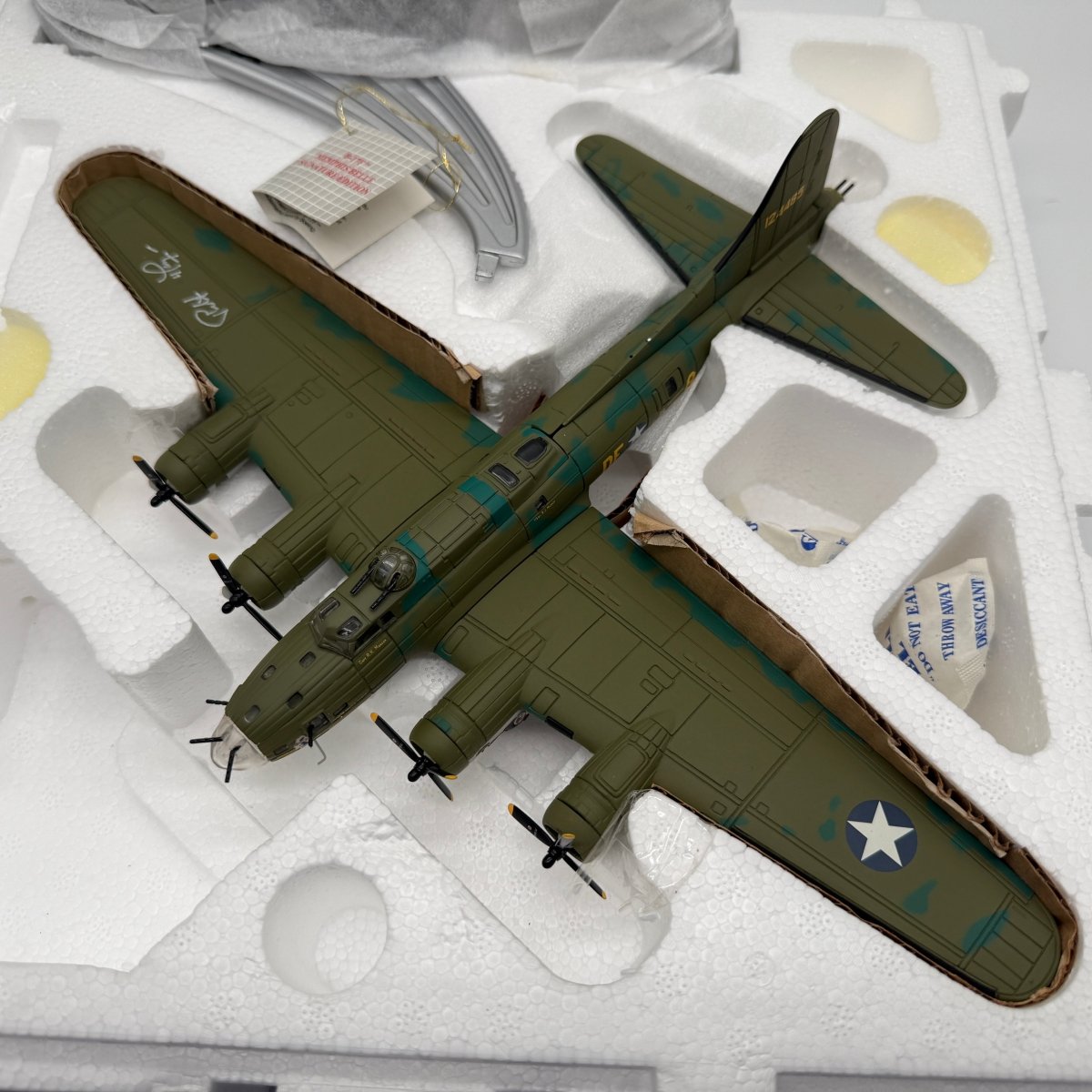Franklin Mint B11A629 1:96 B - 17F Flying Fortress Memphis Belle Signed Edition - Franklin Mint
