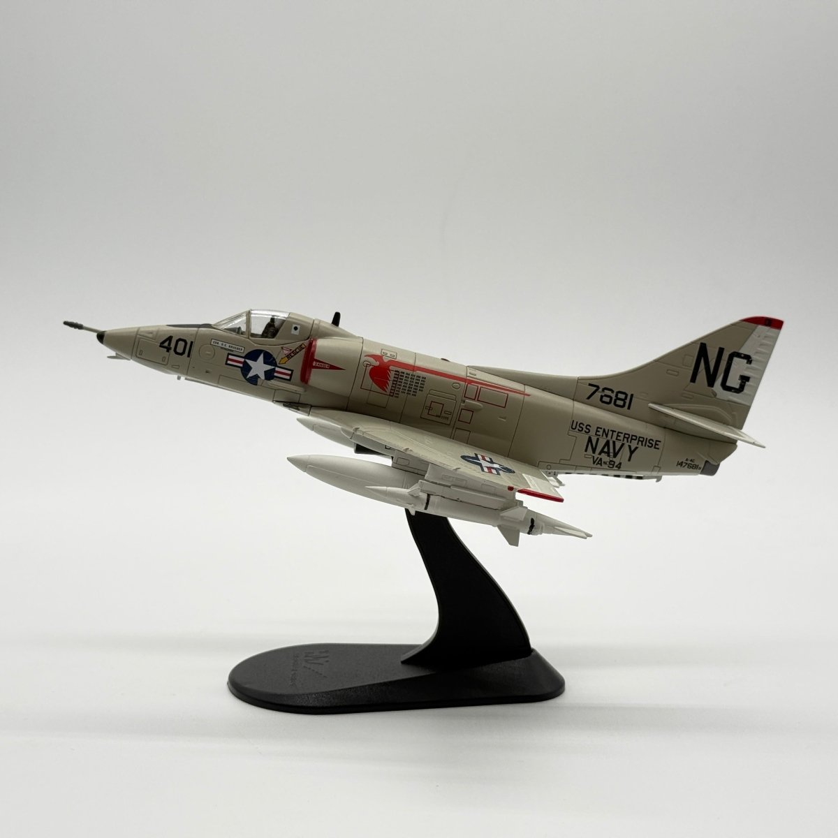 Hobby Master HA1424 1:72 Douglas A-4C Skyhawk US Navy VA-94 Shrikes NG401 USS Enterprise 1960s - Hobby Master