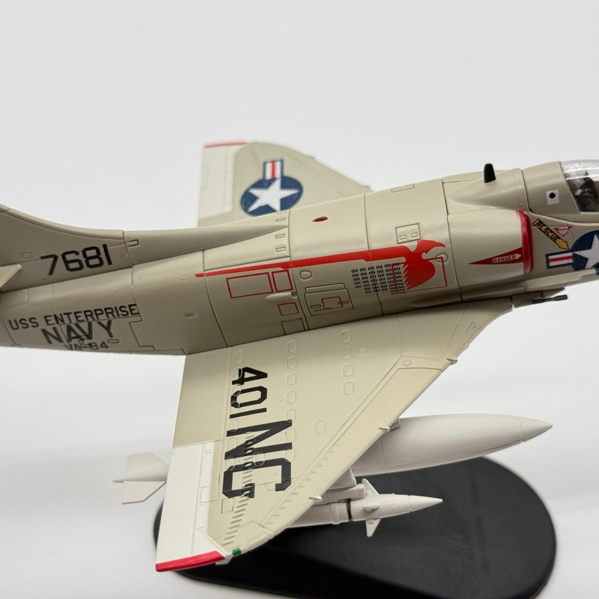 Hobby Master HA1424 1:72 Douglas A-4C Skyhawk US Navy VA-94 Shrikes NG401 USS Enterprise 1960s - Hobby Master
