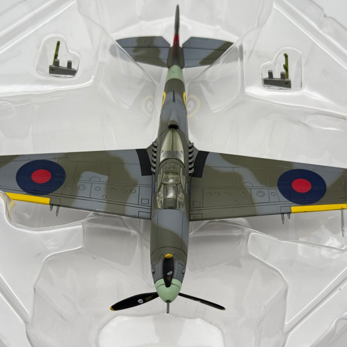 Hobby Master HA1703 1:72 Bell P-39 Mk I Airacobra AH601 601 Sqn Duxford 1941 - Hobby Master