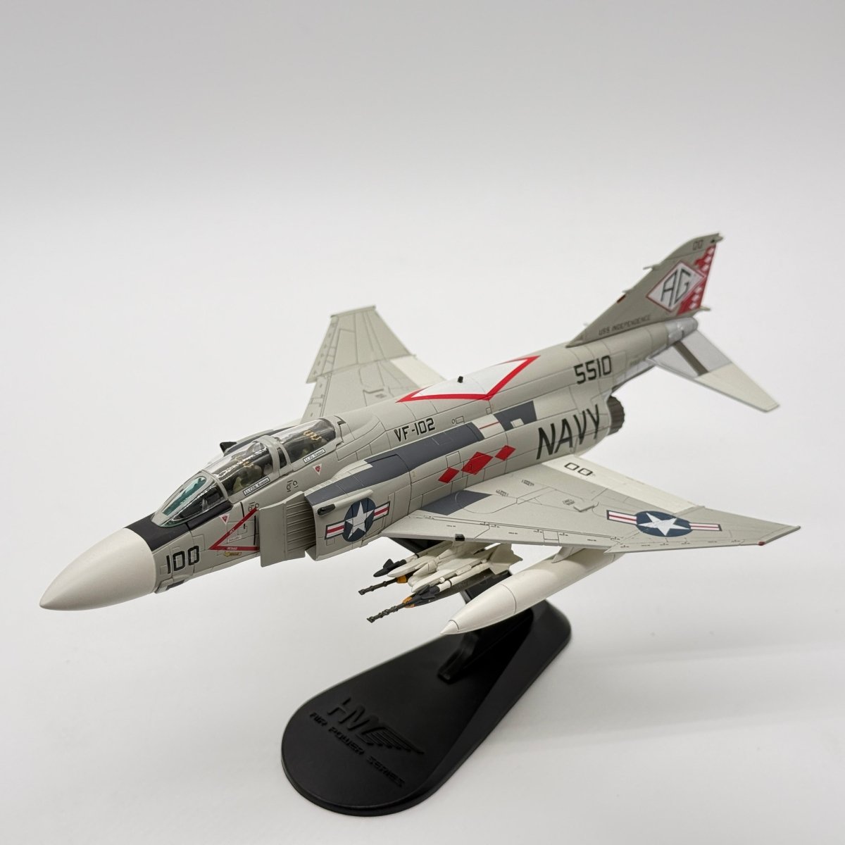 Hobby Master HA19006 1:72 McDonnell Douglas F-4J Phantom II US Navy VF-102 Diamondbacks AG100 USS Independence 1976 - Hobby Master