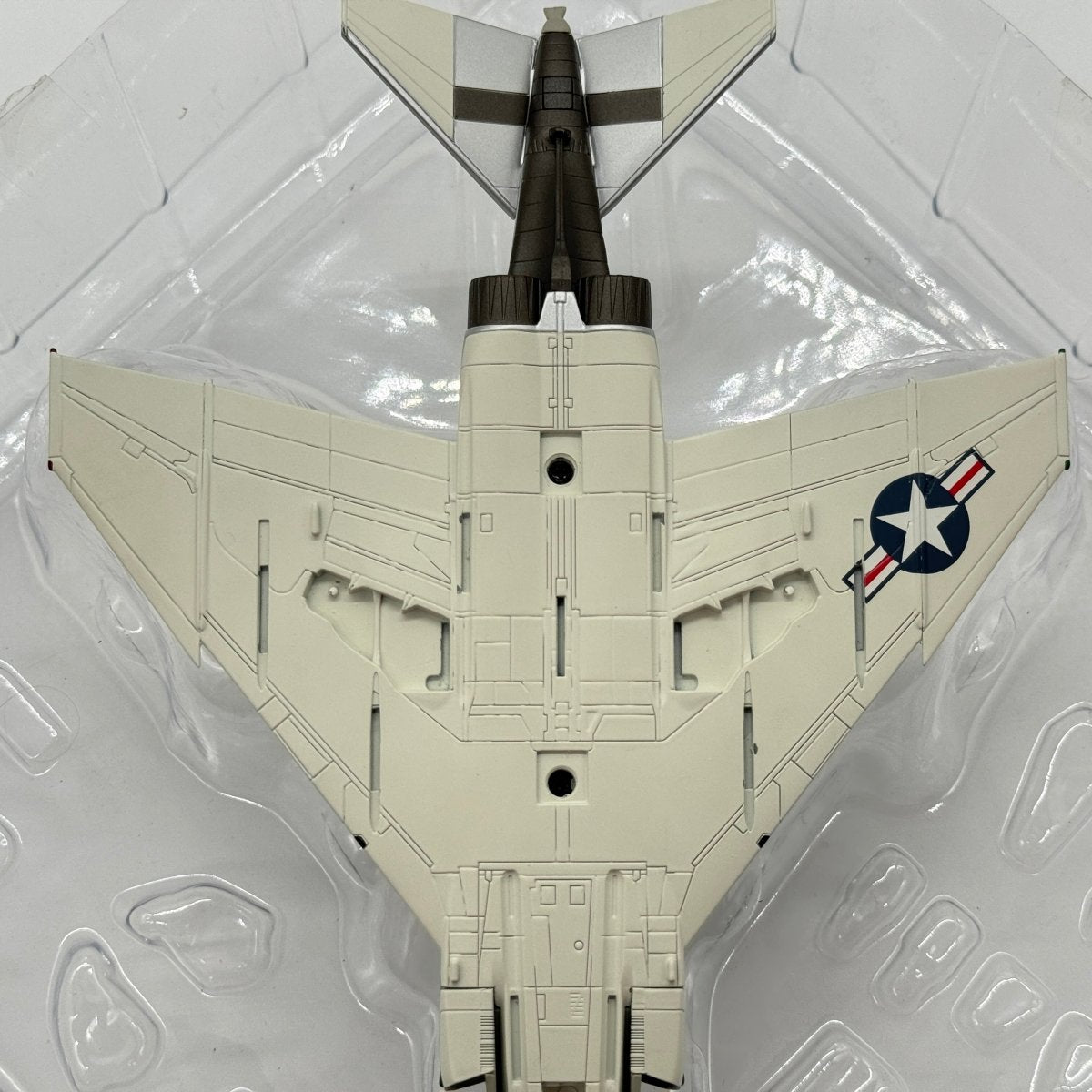 Hobby Master HA19006 1:72 McDonnell Douglas F-4J Phantom II US Navy VF-102 Diamondbacks AG100 USS Independence 1976 - Hobby Master
