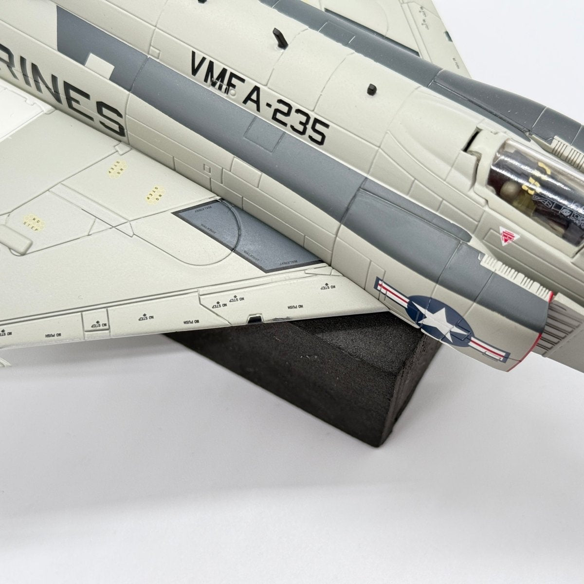 Hobby Master HA19024 1:72 McDonnell Douglas F-4J Phantom II USMC VMFA-235 Death Angels DB13 153887 1972 - Hobby Master