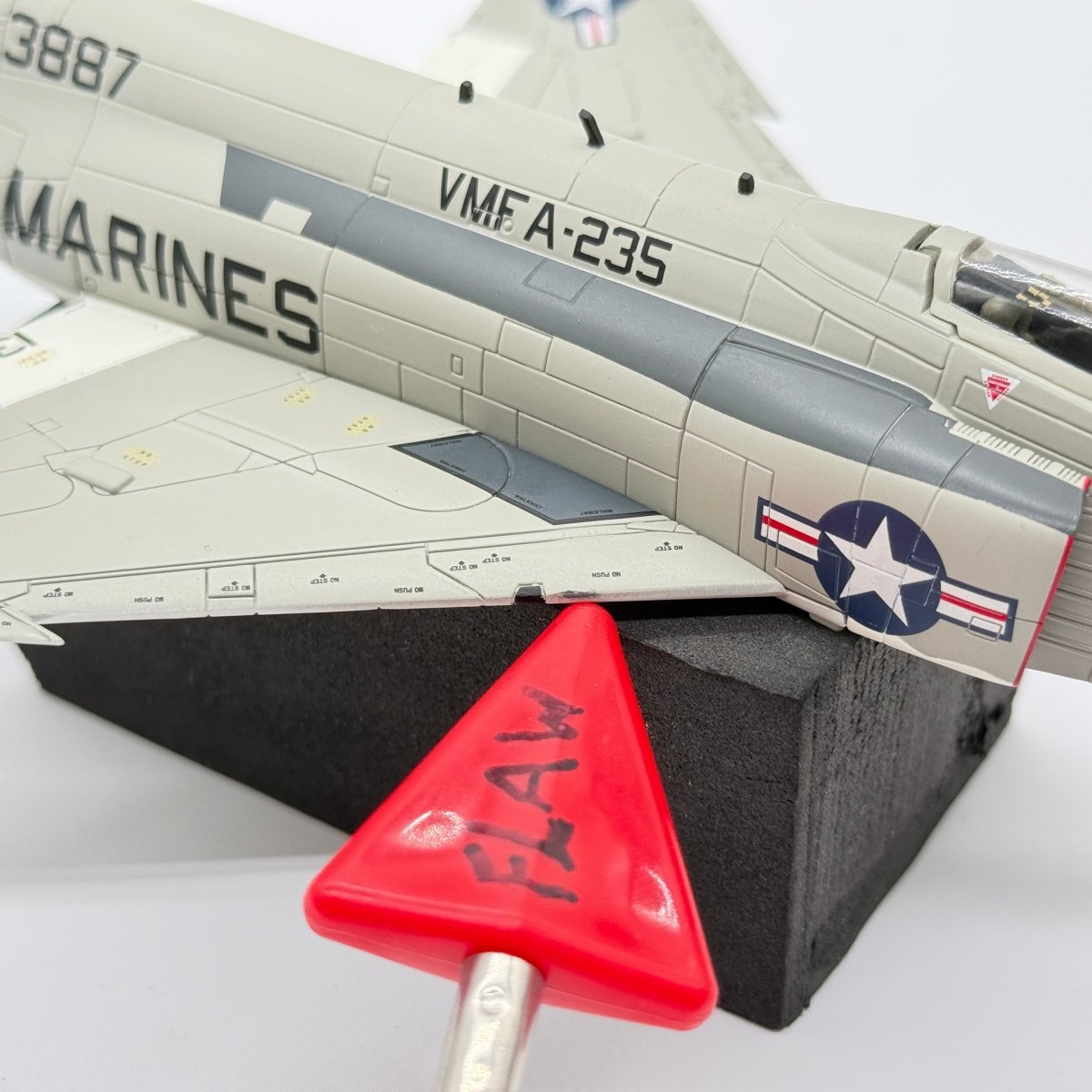 Hobby Master HA19024 1:72 McDonnell Douglas F-4J Phantom II USMC VMFA-235 Death Angels DB13 153887 1972 - Hobby Master