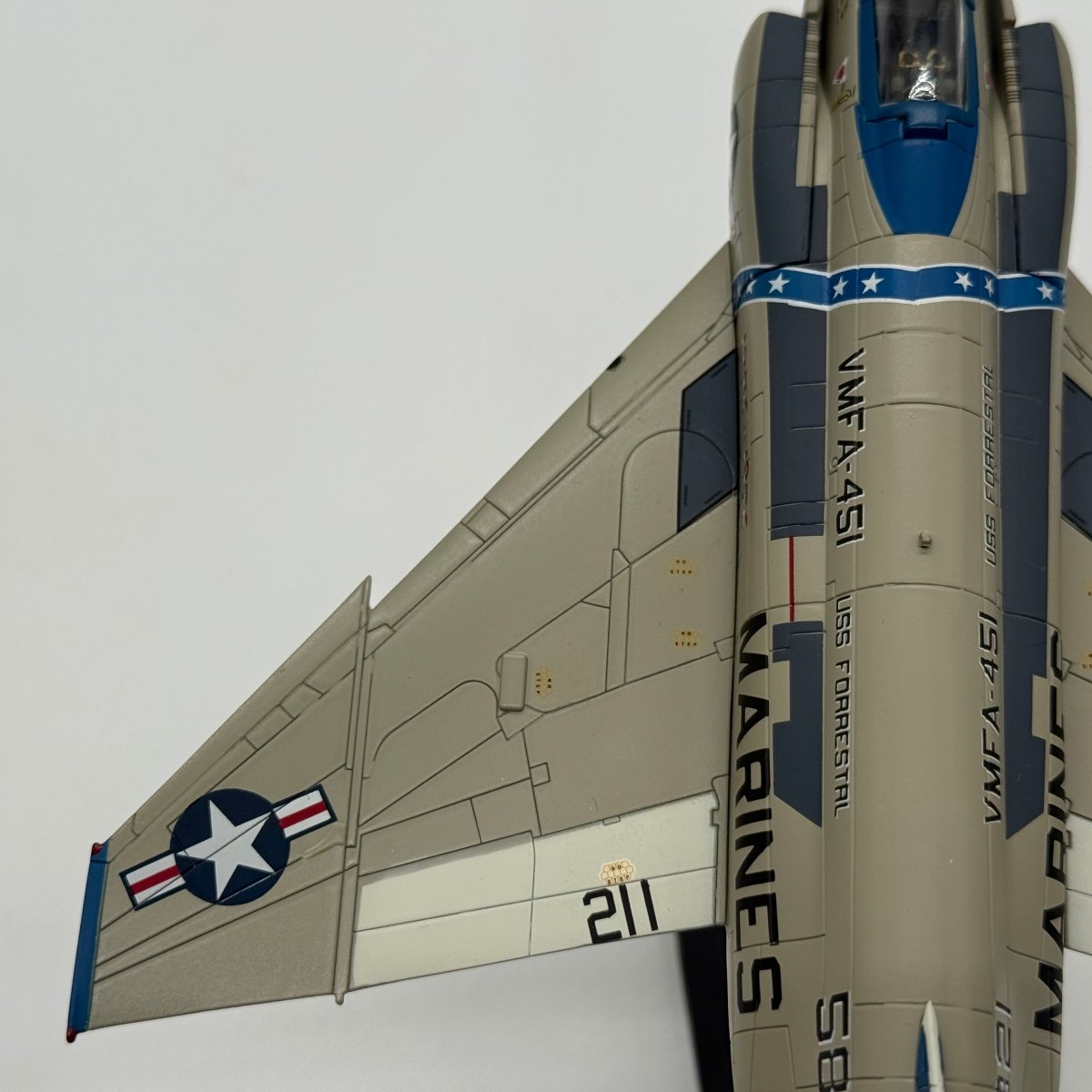 Hobby Master HA1924 1:72 McDonnell Douglas F-4J Phantom II USMC VMFA-451 Warlords USS Forrestal 1976 - Hobby Master