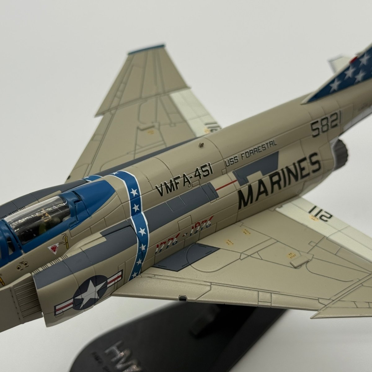 Hobby Master HA1924 1:72 McDonnell Douglas F-4J Phantom II USMC VMFA-451 Warlords USS Forrestal 1976 - Hobby Master