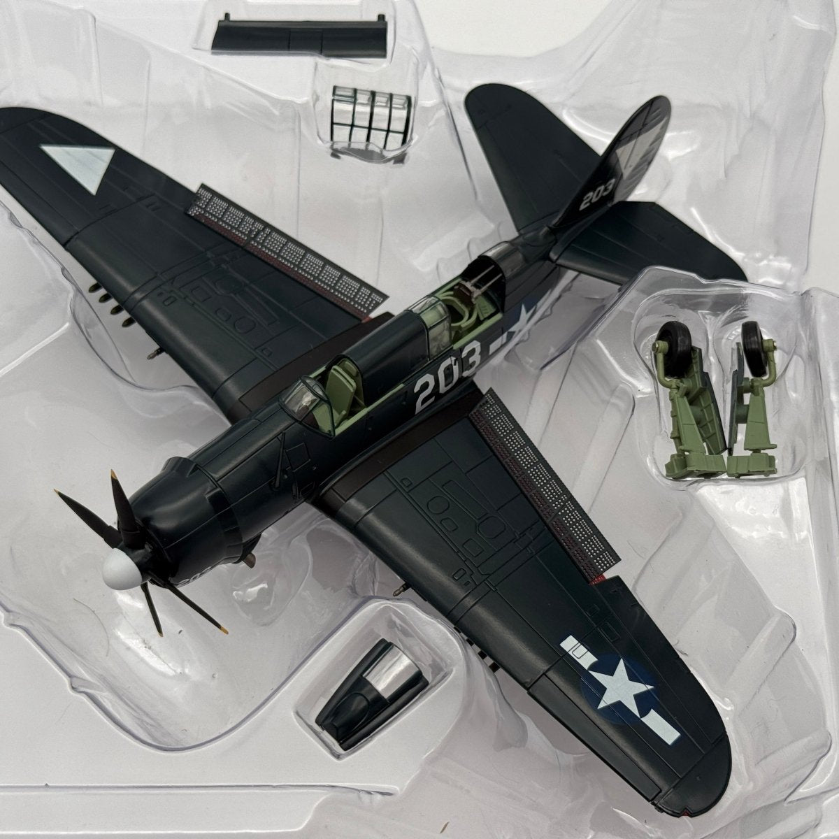 Hobby Master HA2213 1:72 SB2C-4E Helldiver 203 USS Ticonderoga 1945 *ISSUES* - Hobby Master