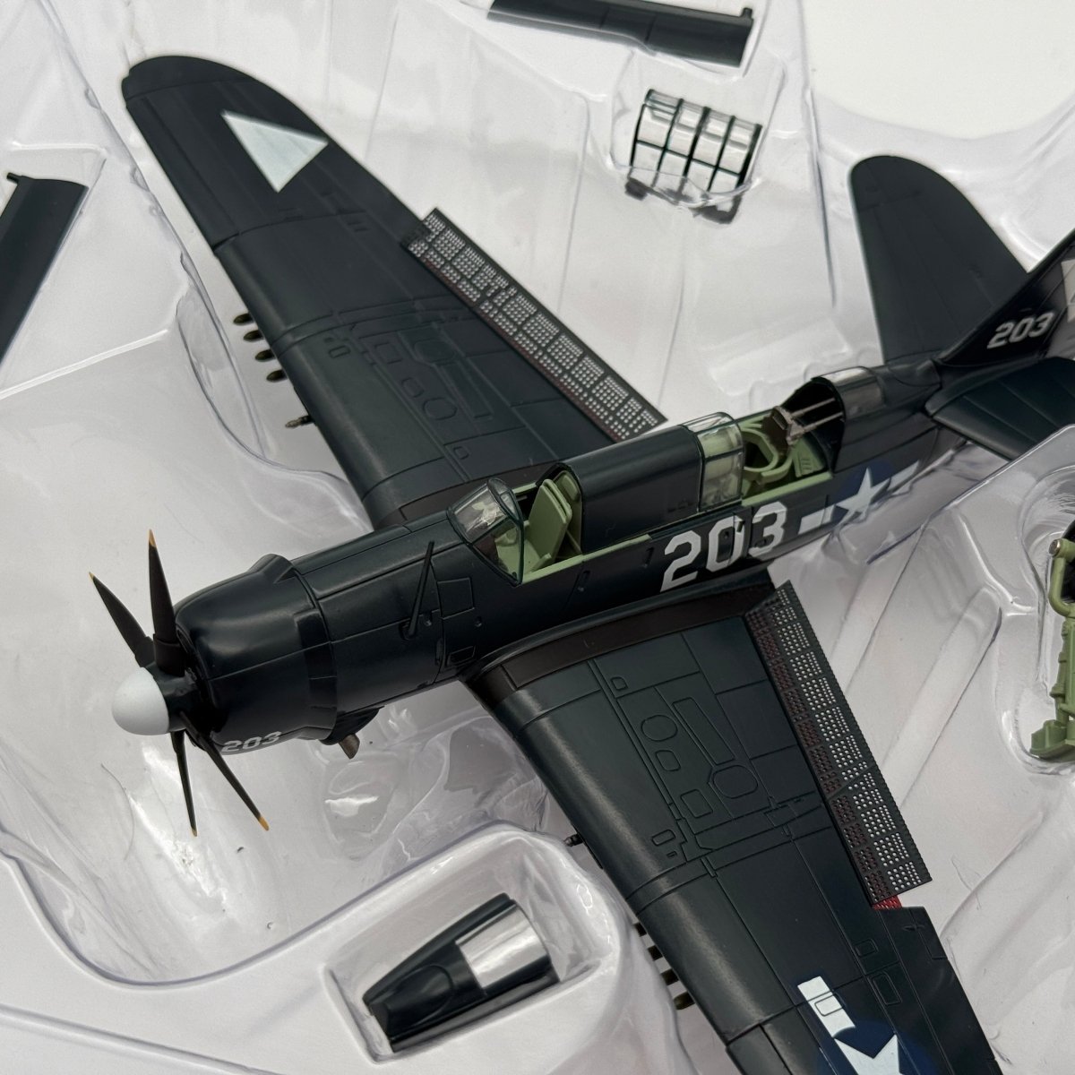 Hobby Master HA2213 1:72 SB2C-4E Helldiver 203 USS Ticonderoga 1945 *ISSUES* - Hobby Master