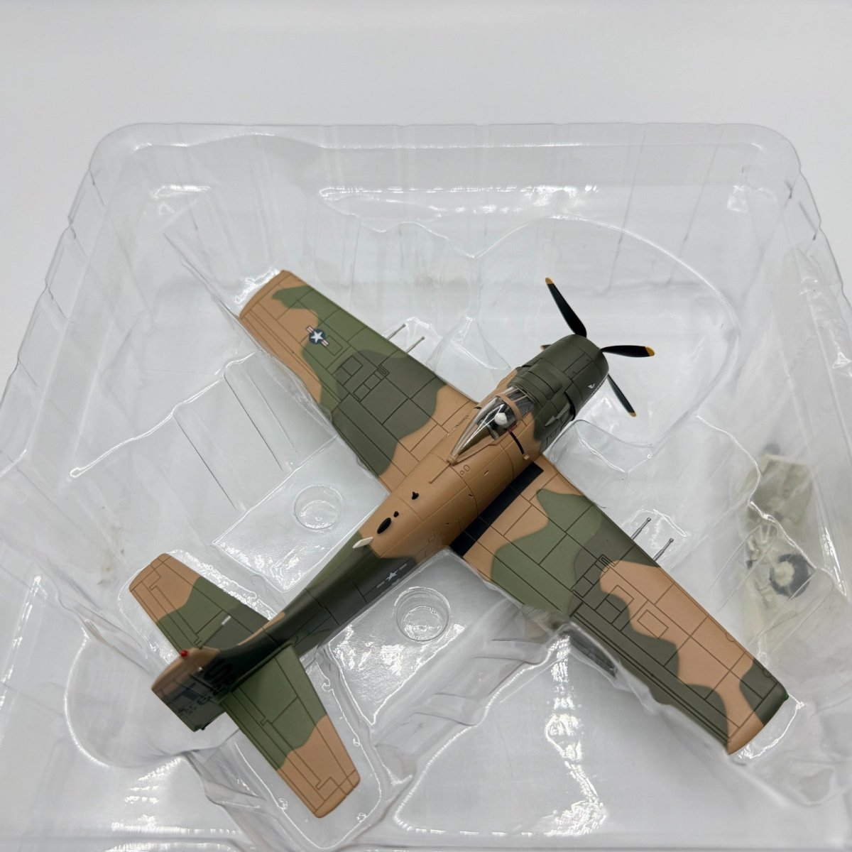 Hobby Master HA2914 1:72 Douglas A - 1H Skyraider 22nd SOS 56th SOW South Vietnam - Hobby Master