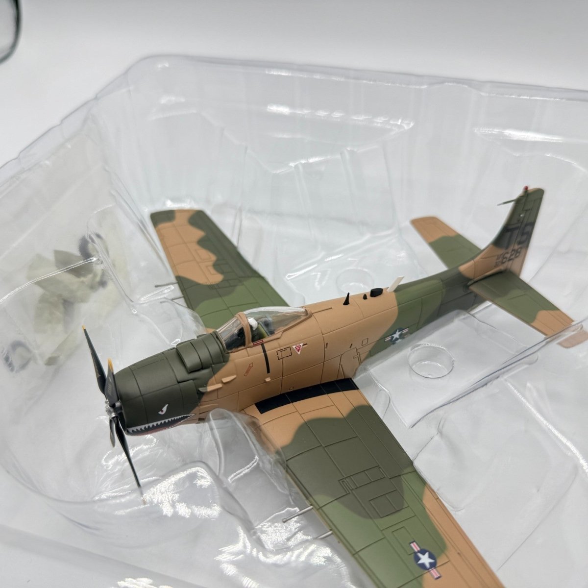 Hobby Master HA2914 1:72 Douglas A - 1H Skyraider 22nd SOS 56th SOW South Vietnam - Hobby Master