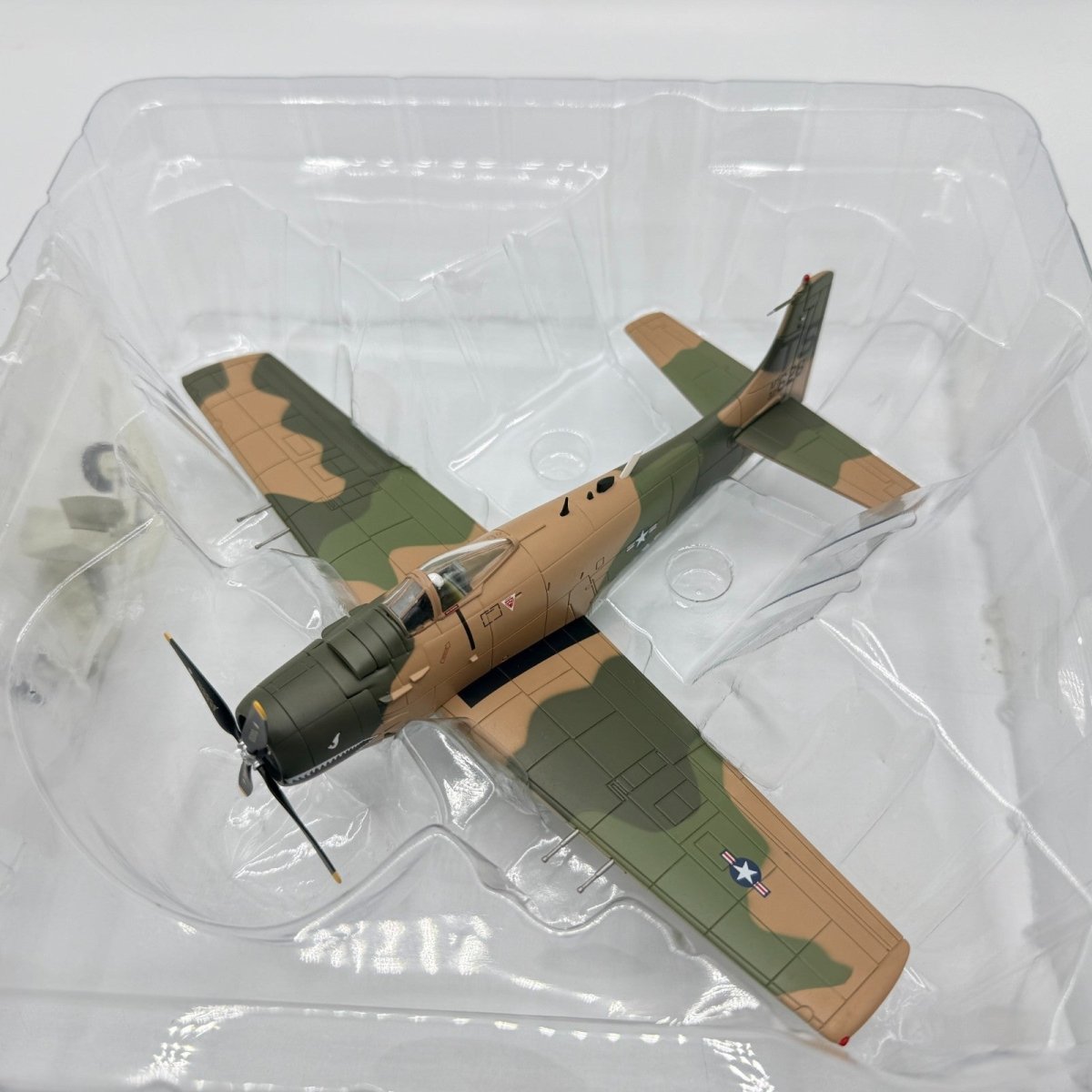 Hobby Master HA2914 1:72 Douglas A - 1H Skyraider 22nd SOS 56th SOW South Vietnam - Hobby Master