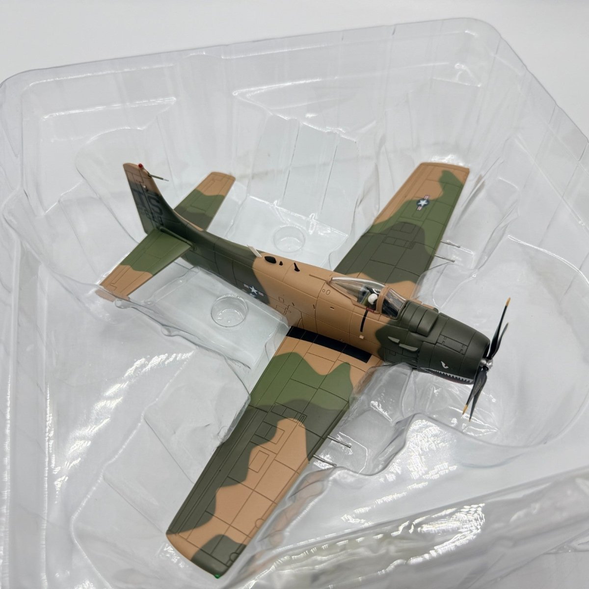 Hobby Master HA2914 1:72 Douglas A - 1H Skyraider 22nd SOS 56th SOW South Vietnam - Hobby Master