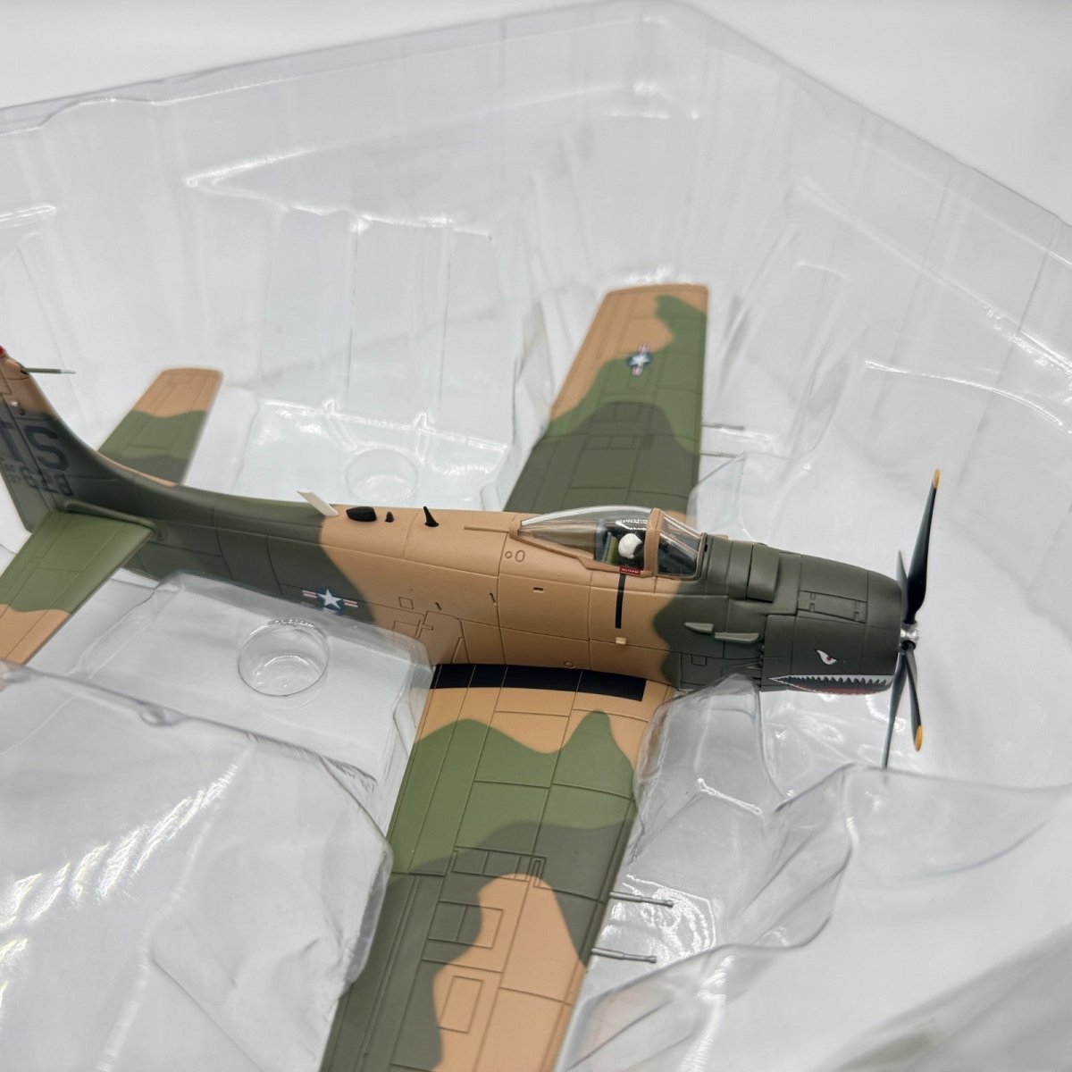 Hobby Master HA2914 1:72 Douglas A - 1H Skyraider 22nd SOS 56th SOW South Vietnam - Hobby Master