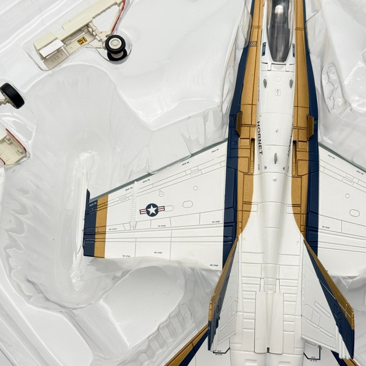 Hobby Master HA3525 1:72 F/A - 18C "30th Anniversary" 164630 San Diego 2008 - 09 - Hobby Master